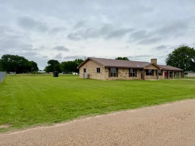 Single Family Residence For Sale in Henderson County , 22184 Old River Road, Trinidad, Texas 75163, 3 Bedroom, 2 Bathroom, Garage spaces, 2,200 Sqft, built in 1978, mls#21389377, Real Estate Agent in Trinidad, Homes For Sale in Henderson county, Homes For Sale in Trinidad, Realtor in Trinidad Texas, Real Estate Brokerage Independent Realty Texas, Luminita Cordes Realtor