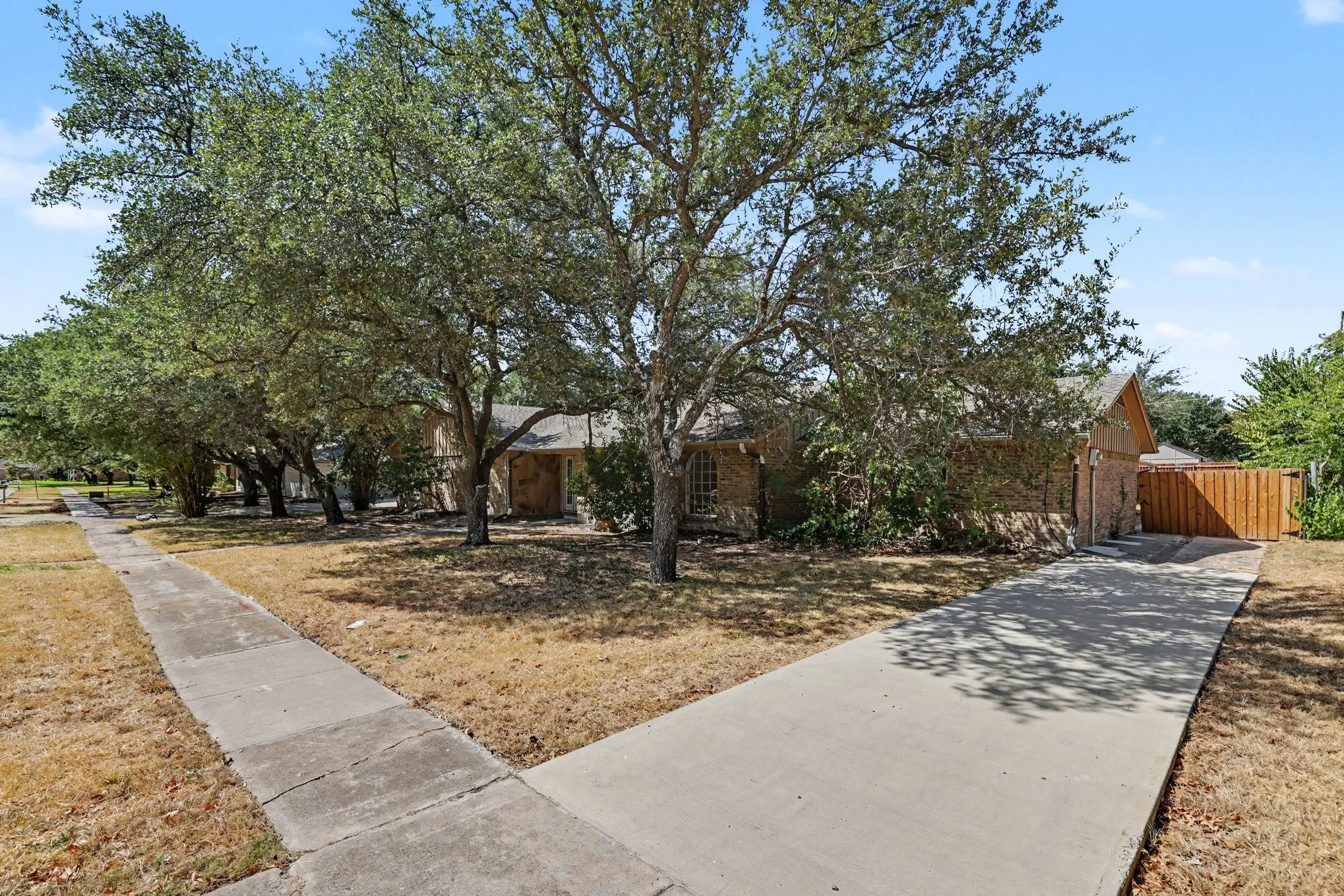 Single Family Residence For Sale in Dallas County , 4109 Keele Drive, Garland, Texas 75041, 5 Bedroom, 3 Bathroom, 2 Garage spaces, 2,630 Sqft, built in 1973, mls#21388358, Real Estate Agent in Garland, Homes For Sale in Dallas county, Homes For Sale in Garland, Realtor in Garland Texas, Real Estate Brokerage Independent Realty Texas, Luminita Cordes Realtor