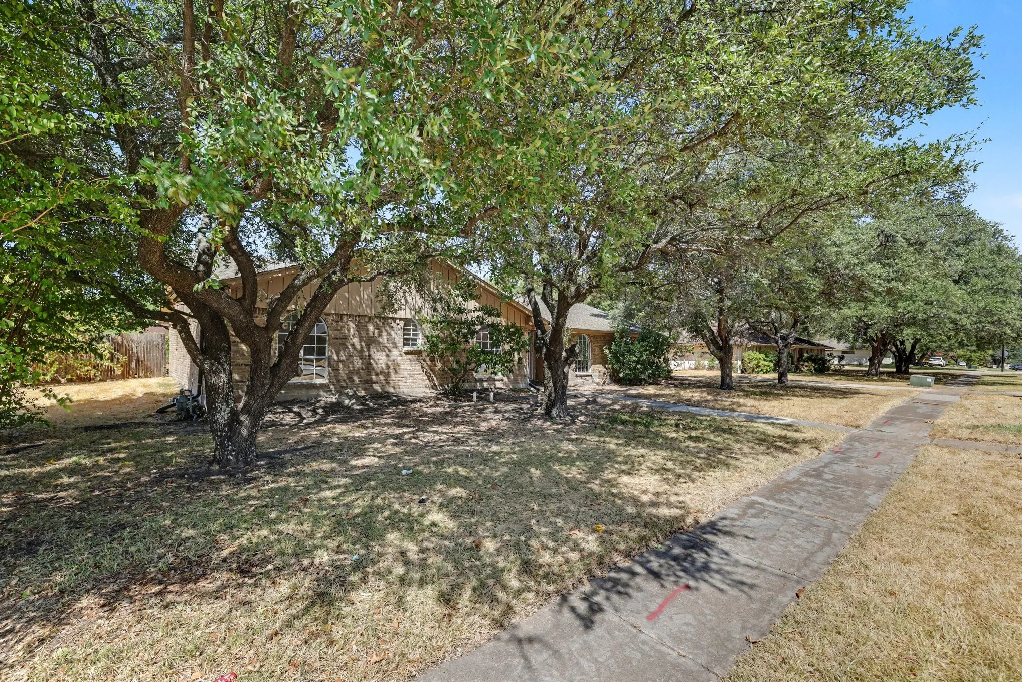 Single Family Residence For Sale in Dallas County , 4109 Keele Drive, Garland, Texas 75041, 5 Bedroom, 3 Bathroom, 2 Garage spaces, 2,630 Sqft, built in 1973, mls#21388358, Real Estate Agent in Garland, Homes For Sale in Dallas county, Homes For Sale in Garland, Realtor in Garland Texas, Real Estate Brokerage Independent Realty Texas, Luminita Cordes Realtor