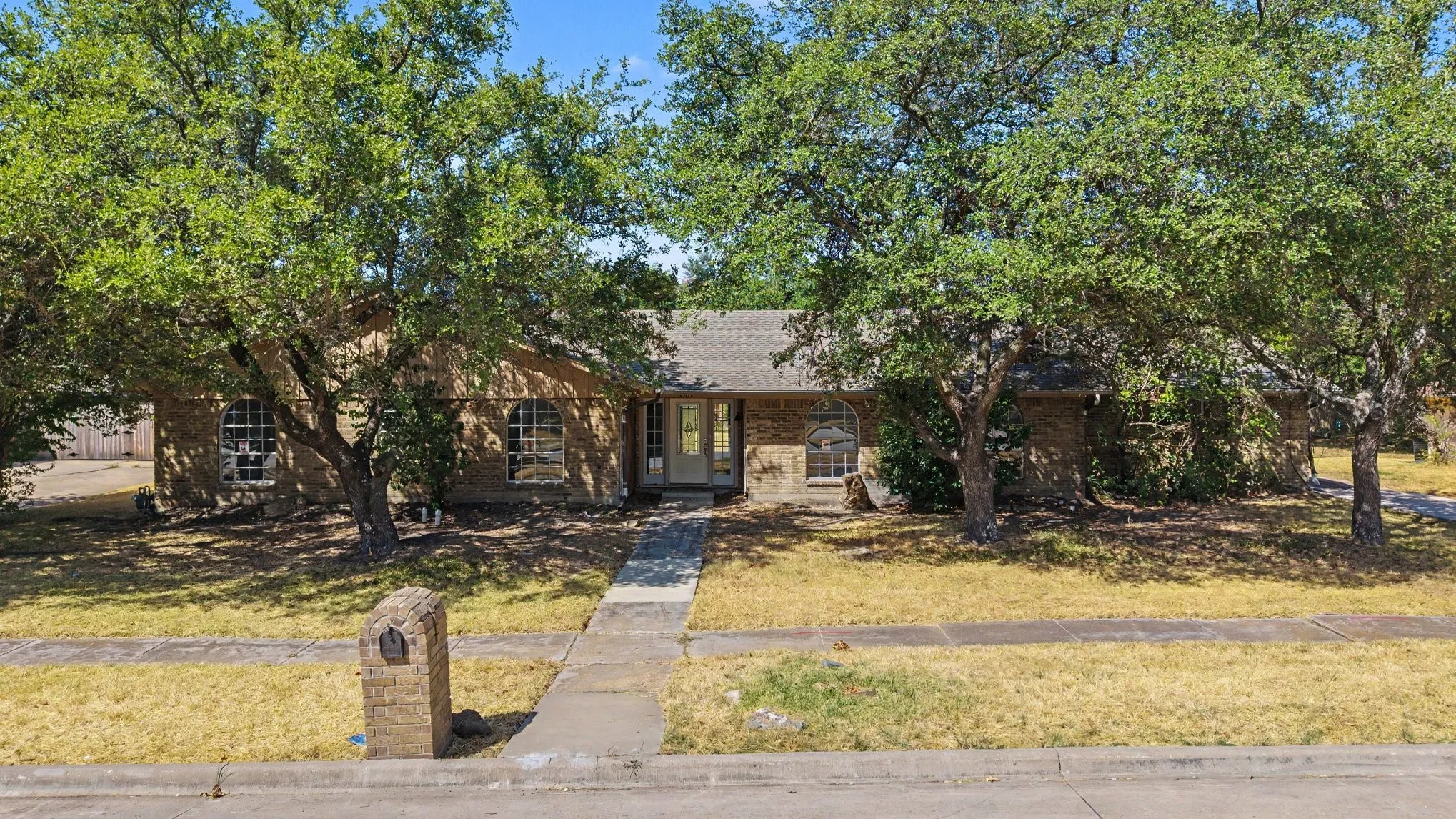 Single Family Residence For Sale in Dallas County , 4109 Keele Drive, Garland, Texas 75041, 5 Bedroom, 3 Bathroom, 2 Garage spaces, 2,630 Sqft, built in 1973, mls#21388358, Real Estate Agent in Garland, Homes For Sale in Dallas county, Homes For Sale in Garland, Realtor in Garland Texas, Real Estate Brokerage Independent Realty Texas, Luminita Cordes Realtor