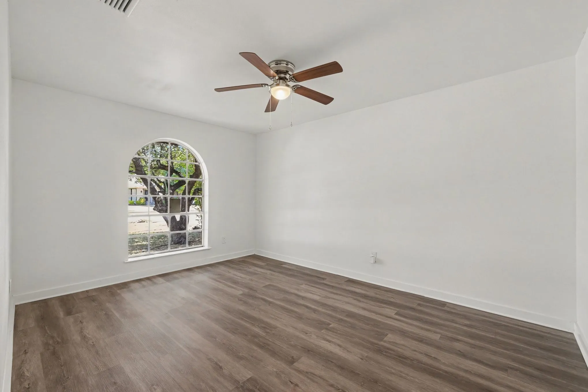 Single Family Residence For Sale in Dallas County , 4109 Keele Drive, Garland, Texas 75041, 5 Bedroom, 3 Bathroom, 2 Garage spaces, 2,630 Sqft, built in 1973, mls#21388358, Real Estate Agent in Garland, Homes For Sale in Dallas county, Homes For Sale in Garland, Realtor in Garland Texas, Real Estate Brokerage Independent Realty Texas, Luminita Cordes Realtor