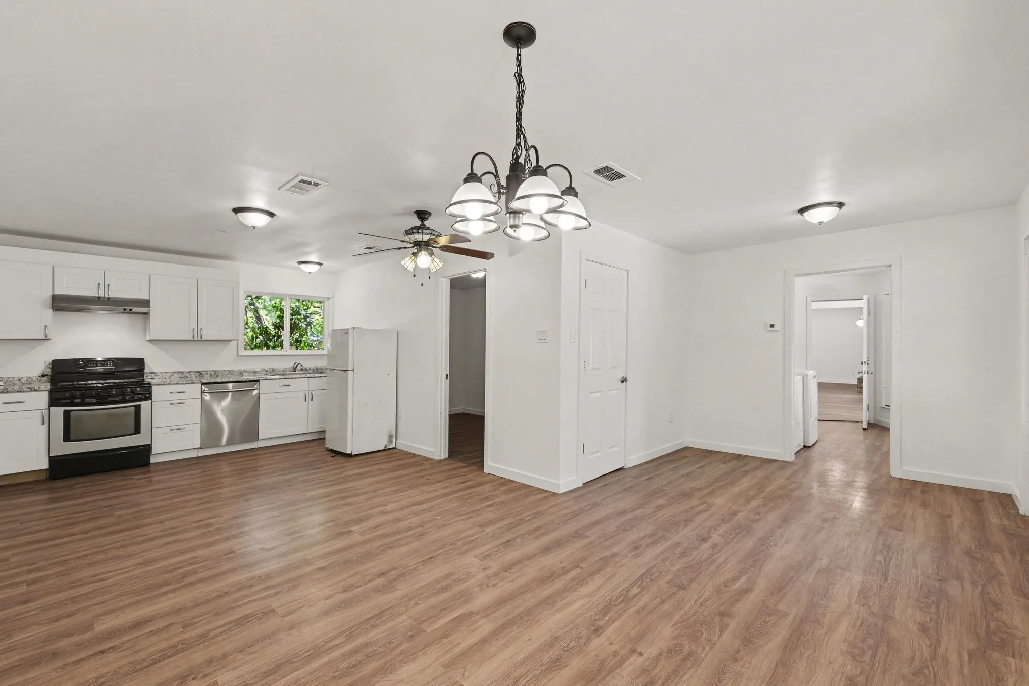Single Family Residence For Sale in Dallas County , 4109 Keele Drive, Garland, Texas 75041, 5 Bedroom, 3 Bathroom, 2 Garage spaces, 2,630 Sqft, built in 1973, mls#21388358, Real Estate Agent in Garland, Homes For Sale in Dallas county, Homes For Sale in Garland, Realtor in Garland Texas, Real Estate Brokerage Independent Realty Texas, Luminita Cordes Realtor