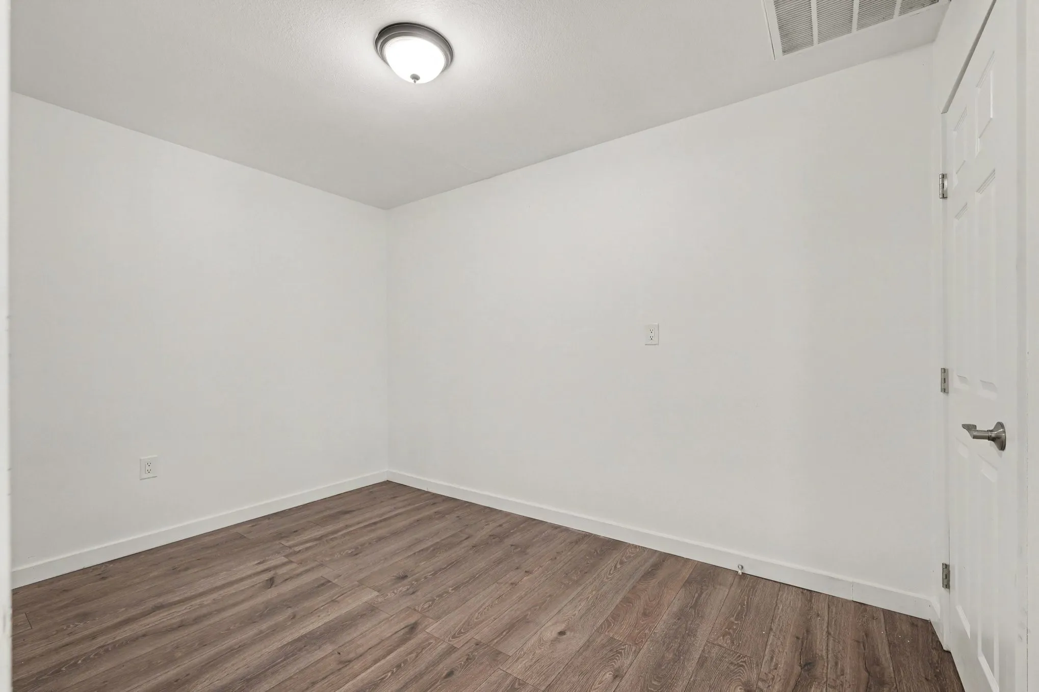 Single Family Residence For Sale in Dallas County , 4109 Keele Drive, Garland, Texas 75041, 5 Bedroom, 3 Bathroom, 2 Garage spaces, 2,630 Sqft, built in 1973, mls#21388358, Real Estate Agent in Garland, Homes For Sale in Dallas county, Homes For Sale in Garland, Realtor in Garland Texas, Real Estate Brokerage Independent Realty Texas, Luminita Cordes Realtor