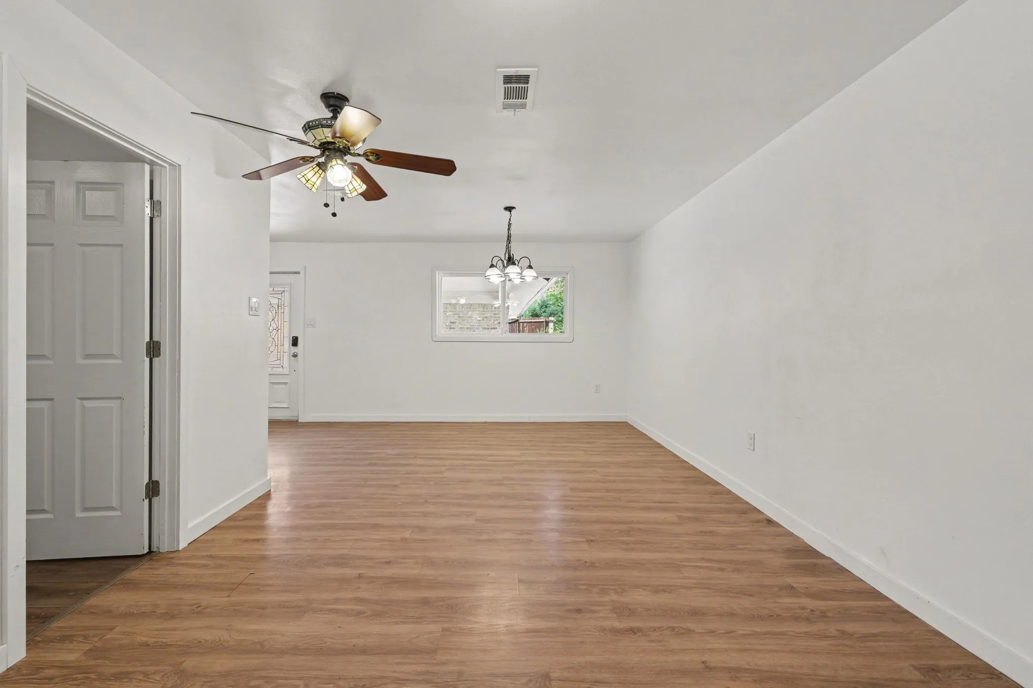 Single Family Residence For Sale in Dallas County , 4109 Keele Drive, Garland, Texas 75041, 5 Bedroom, 3 Bathroom, 2 Garage spaces, 2,630 Sqft, built in 1973, mls#21388358, Real Estate Agent in Garland, Homes For Sale in Dallas county, Homes For Sale in Garland, Realtor in Garland Texas, Real Estate Brokerage Independent Realty Texas, Luminita Cordes Realtor