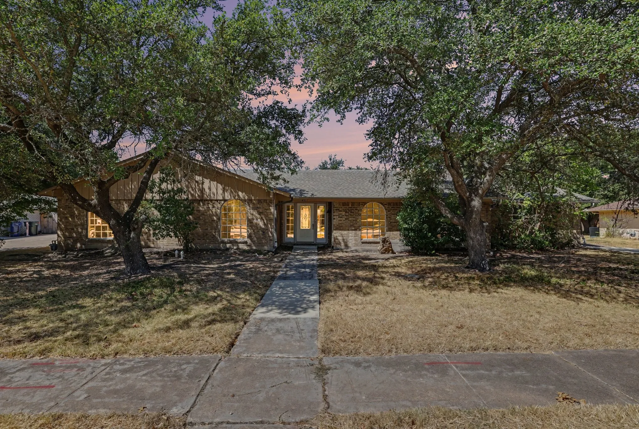Single Family Residence For Sale in Dallas County , 4109 Keele Drive, Garland, Texas 75041, 5 Bedroom, 3 Bathroom, 2 Garage spaces, 2,630 Sqft, built in 1973, mls#21388358, Real Estate Agent in Garland, Homes For Sale in Dallas county, Homes For Sale in Garland, Realtor in Garland Texas, Real Estate Brokerage Independent Realty Texas, Luminita Cordes Realtor