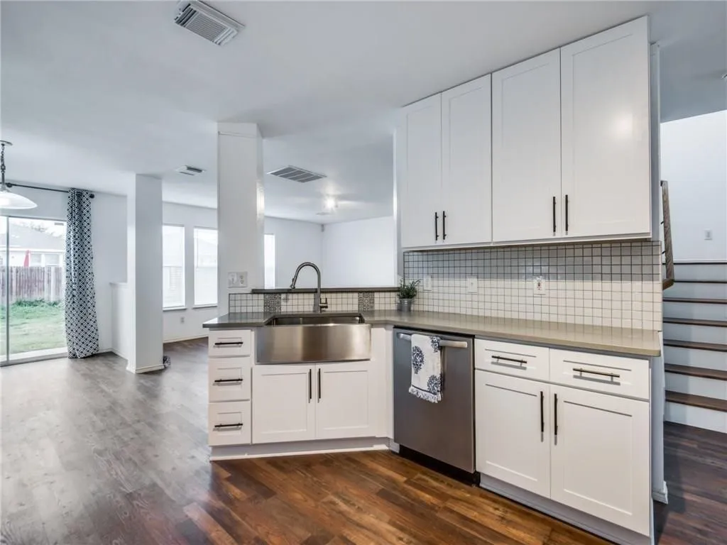 Single Family Residence For Rent in Denton County , 1428 Laurel Hall Lane, Little Elm, Texas 75068, 4 Bedroom, 3 Bathroom, 2 Garage spaces, 2,359 Sqft, built in 2001, mls#21389378, Real Estate Agent in Little Elm, Homes For Rent in Denton county, Homes For Rent in Little Elm, Realtor in Little Elm Texas, Real Estate Brokerage Independent Realty Texas, Luminita Cordes Realtor