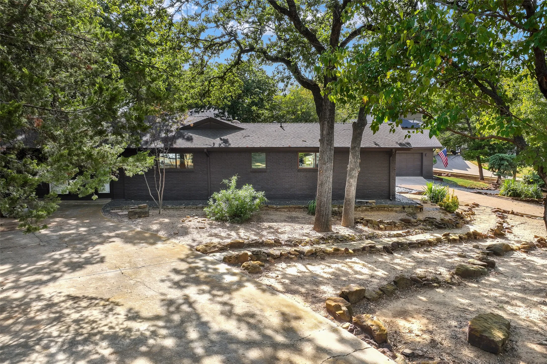 Single Family Residence For Sale in Denton County , 301 Lakeland Drive, Highland Village, Texas 75077, 3 Bedroom, 4 Bathroom, 2 Garage spaces, 3,443 Sqft, built in 1978, mls#21384567, Real Estate Agent in Highland Village, Homes For Sale in Denton county, Homes For Sale in Highland Village, Realtor in Highland Village Texas, Real Estate Brokerage Independent Realty Texas, Luminita Cordes Realtor