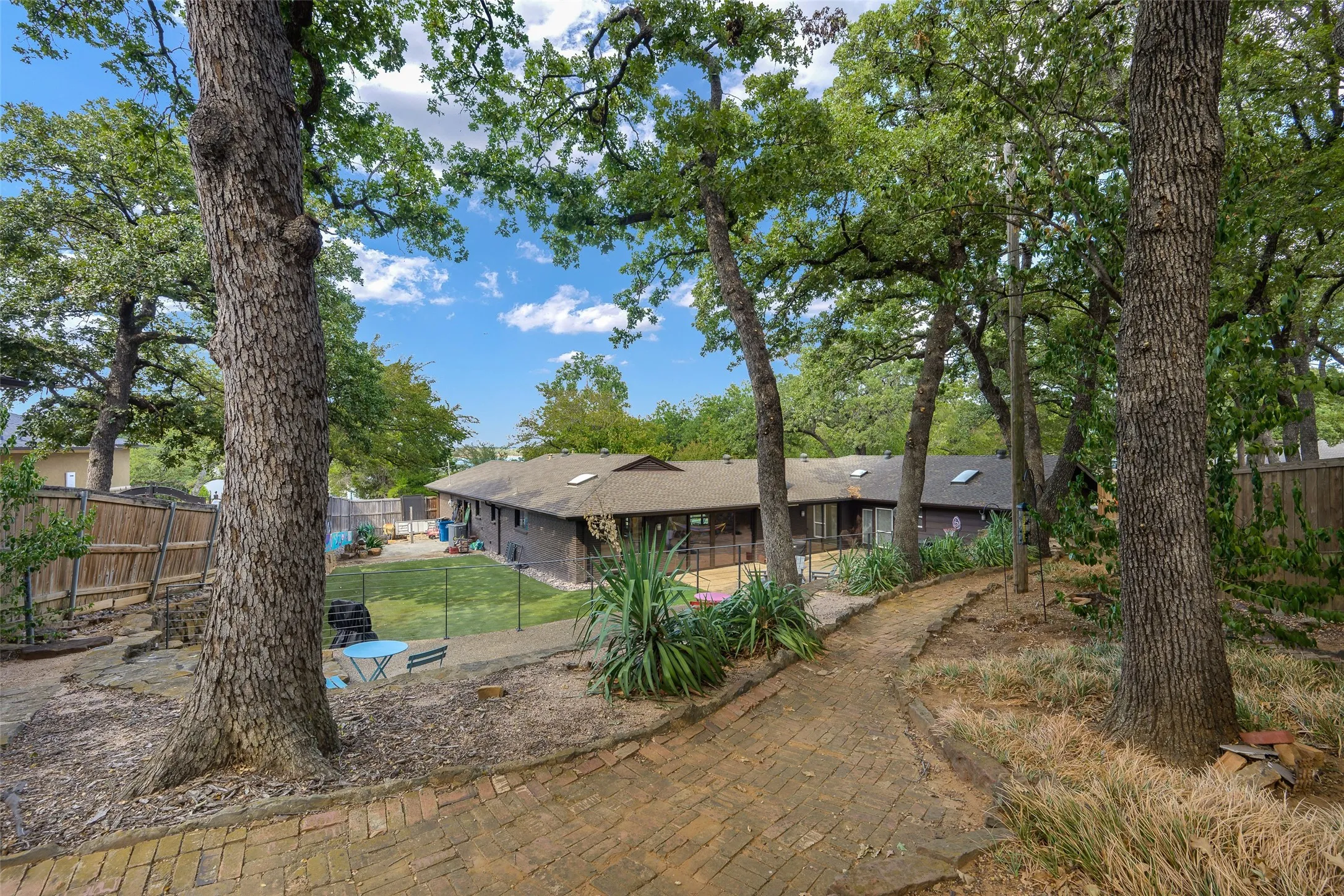 Single Family Residence For Sale in Denton County , 301 Lakeland Drive, Highland Village, Texas 75077, 3 Bedroom, 4 Bathroom, 2 Garage spaces, 3,443 Sqft, built in 1978, mls#21384567, Real Estate Agent in Highland Village, Homes For Sale in Denton county, Homes For Sale in Highland Village, Realtor in Highland Village Texas, Real Estate Brokerage Independent Realty Texas, Luminita Cordes Realtor