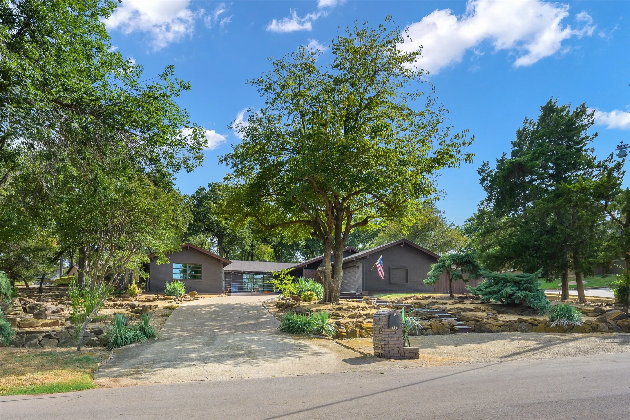 Single Family Residence For Sale in Denton County , 301 Lakeland Drive, Highland Village, Texas 75077, 3 Bedroom, 4 Bathroom, 2 Garage spaces, 3,443 Sqft, built in 1978, mls#21384567, Real Estate Agent in Highland Village, Homes For Sale in Denton county, Homes For Sale in Highland Village, Realtor in Highland Village Texas, Real Estate Brokerage Independent Realty Texas, Luminita Cordes Realtor