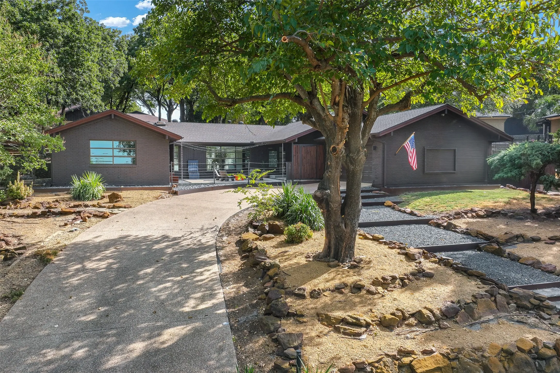 Single Family Residence For Sale in Denton County , 301 Lakeland Drive, Highland Village, Texas 75077, 3 Bedroom, 4 Bathroom, 2 Garage spaces, 3,443 Sqft, built in 1978, mls#21384567, Real Estate Agent in Highland Village, Homes For Sale in Denton county, Homes For Sale in Highland Village, Realtor in Highland Village Texas, Real Estate Brokerage Independent Realty Texas, Luminita Cordes Realtor