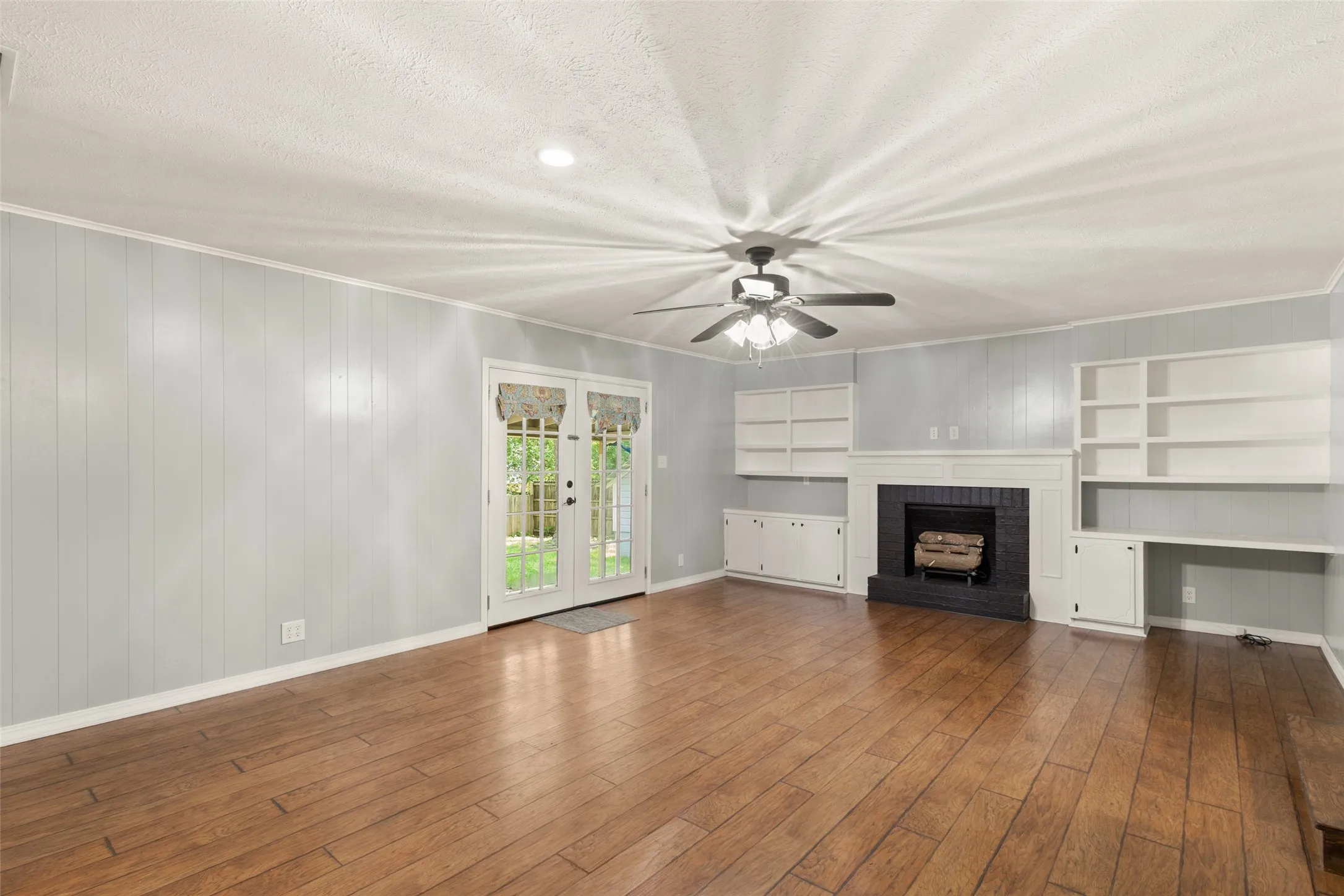 Single Family Residence For Sale in Upshur County , 801 Park, Gilmer, Texas 75644, 3 Bedroom, 2 Bathroom, 2 Garage spaces, 2,086 Sqft, built in 1963, mls#21389382, Real Estate Agent in Gilmer, Homes For Sale in Upshur county, Homes For Sale in Gilmer, Realtor in Gilmer Texas, Real Estate Brokerage Independent Realty Texas, Luminita Cordes Realtor