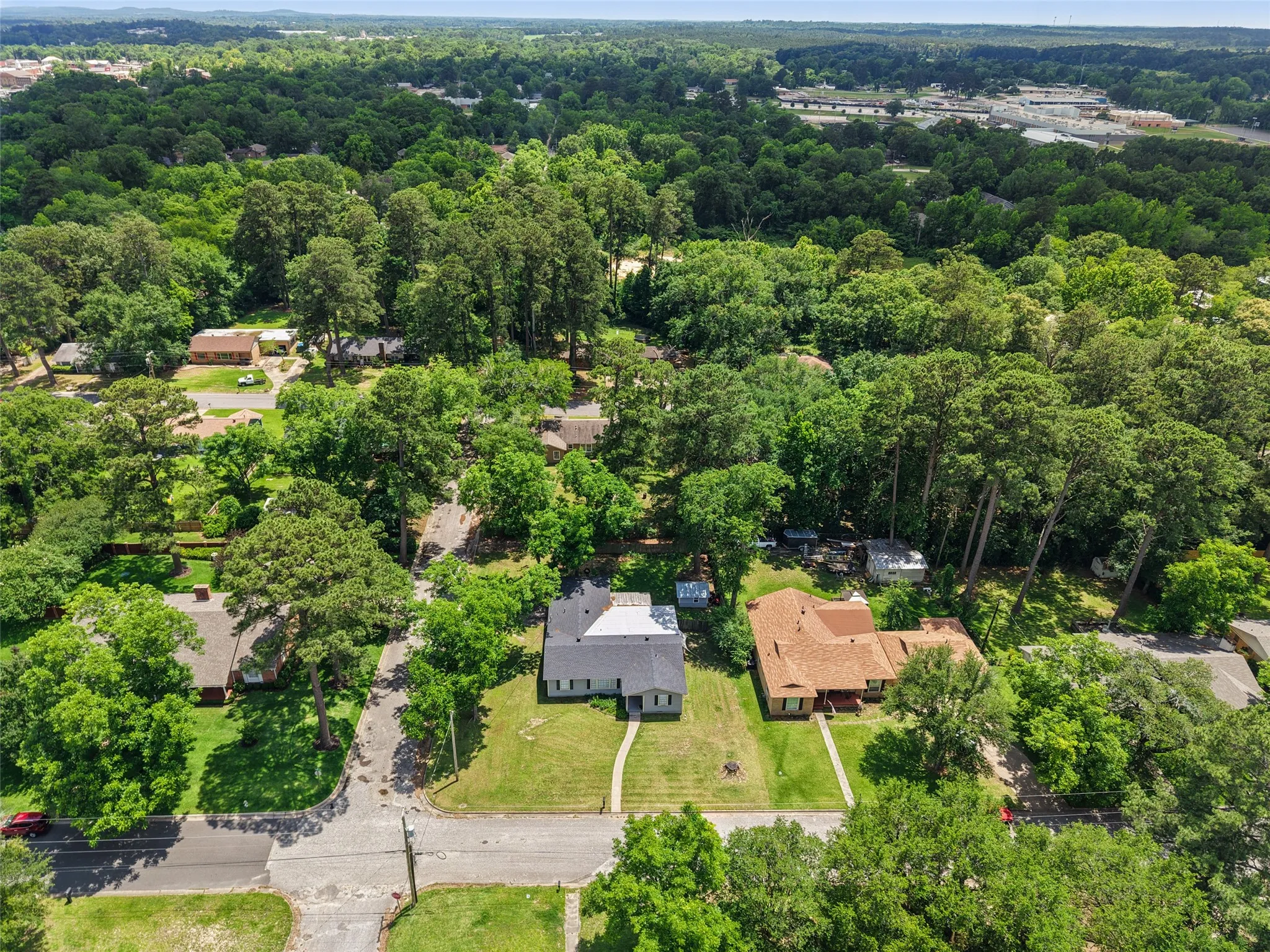Single Family Residence For Sale in Upshur County , 801 Park, Gilmer, Texas 75644, 3 Bedroom, 2 Bathroom, 2 Garage spaces, 2,086 Sqft, built in 1963, mls#21389382, Real Estate Agent in Gilmer, Homes For Sale in Upshur county, Homes For Sale in Gilmer, Realtor in Gilmer Texas, Real Estate Brokerage Independent Realty Texas, Luminita Cordes Realtor