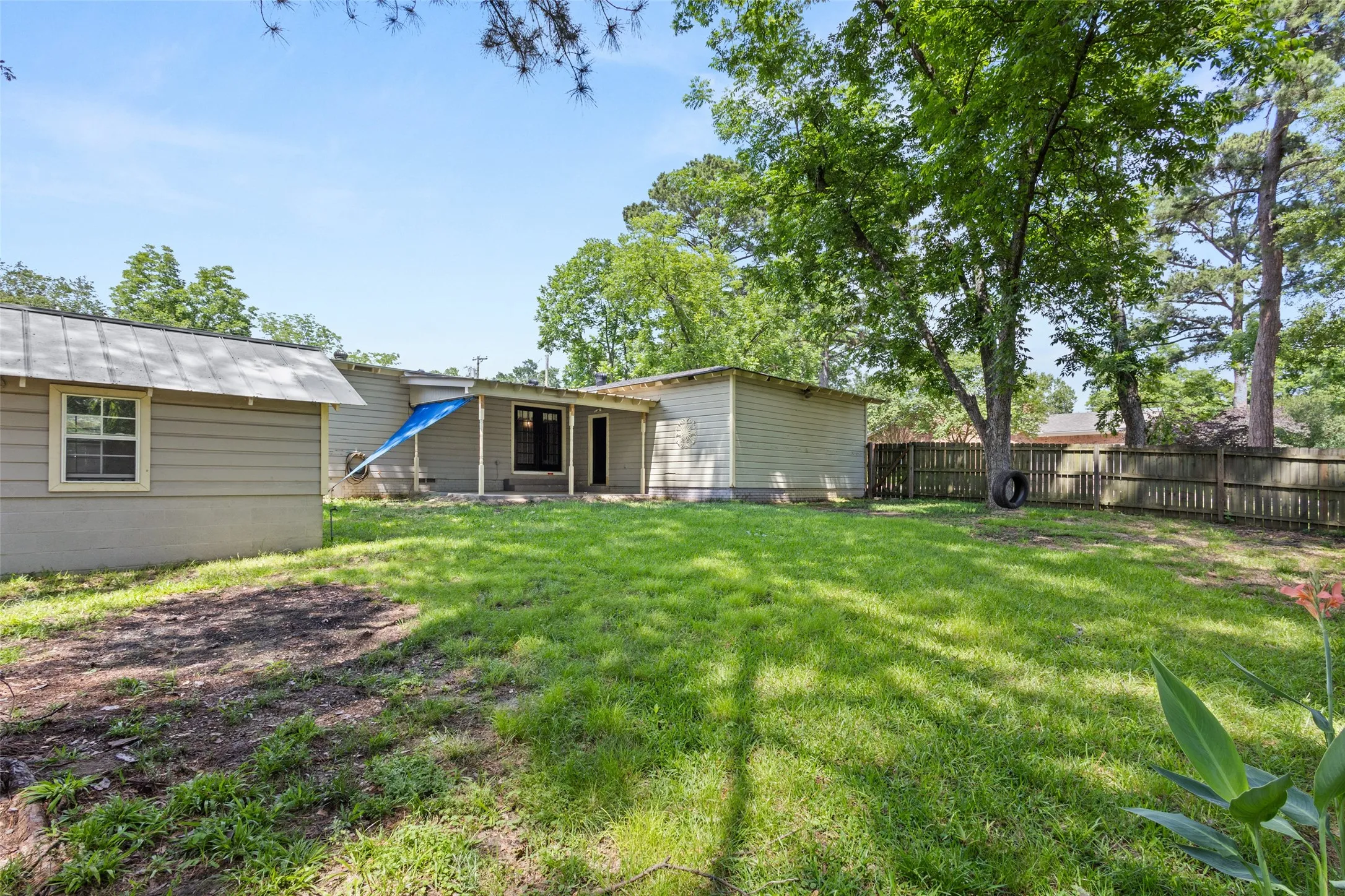 Single Family Residence For Sale in Upshur County , 801 Park, Gilmer, Texas 75644, 3 Bedroom, 2 Bathroom, 2 Garage spaces, 2,086 Sqft, built in 1963, mls#21389382, Real Estate Agent in Gilmer, Homes For Sale in Upshur county, Homes For Sale in Gilmer, Realtor in Gilmer Texas, Real Estate Brokerage Independent Realty Texas, Luminita Cordes Realtor
