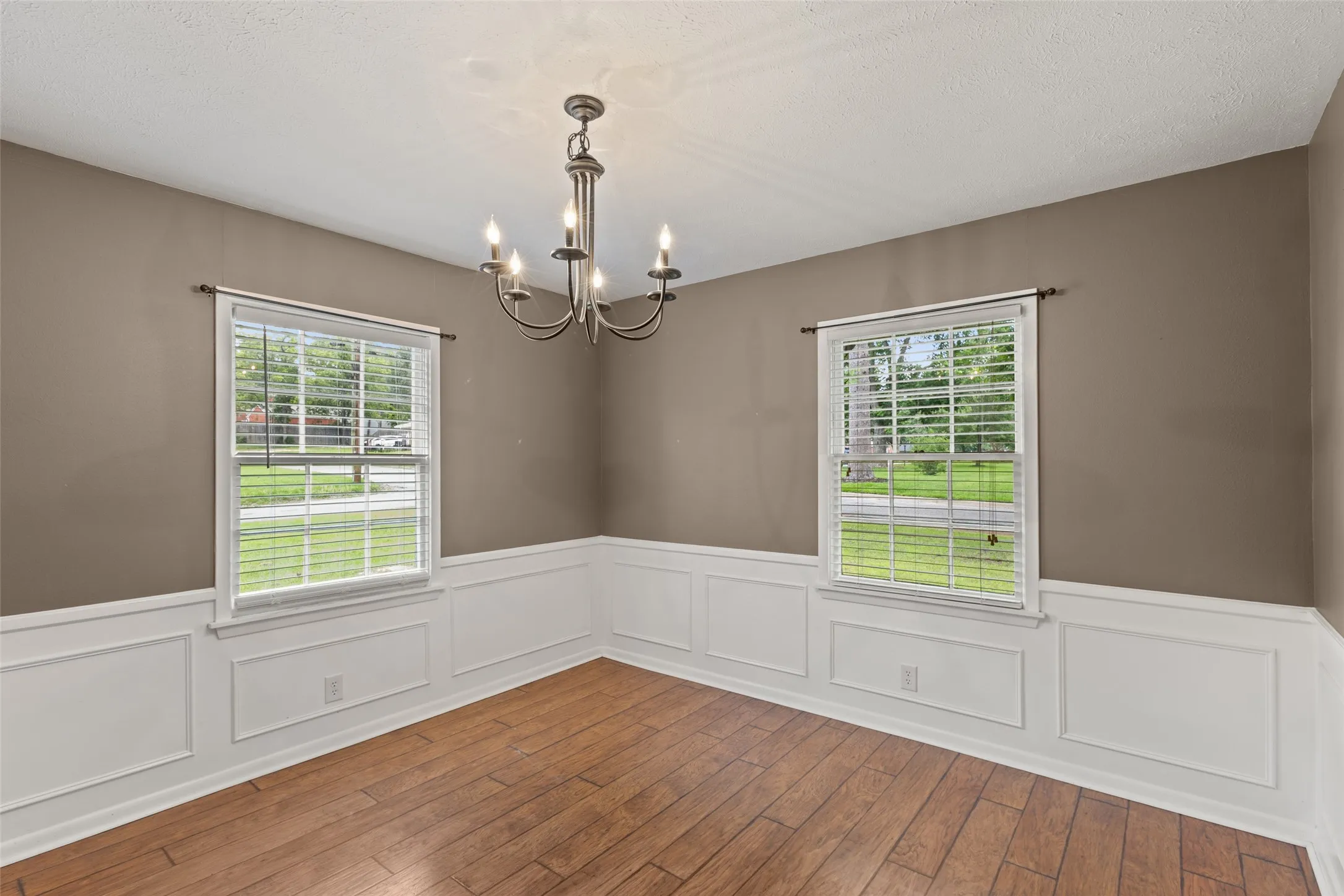 Single Family Residence For Sale in Upshur County , 801 Park, Gilmer, Texas 75644, 3 Bedroom, 2 Bathroom, 2 Garage spaces, 2,086 Sqft, built in 1963, mls#21389382, Real Estate Agent in Gilmer, Homes For Sale in Upshur county, Homes For Sale in Gilmer, Realtor in Gilmer Texas, Real Estate Brokerage Independent Realty Texas, Luminita Cordes Realtor