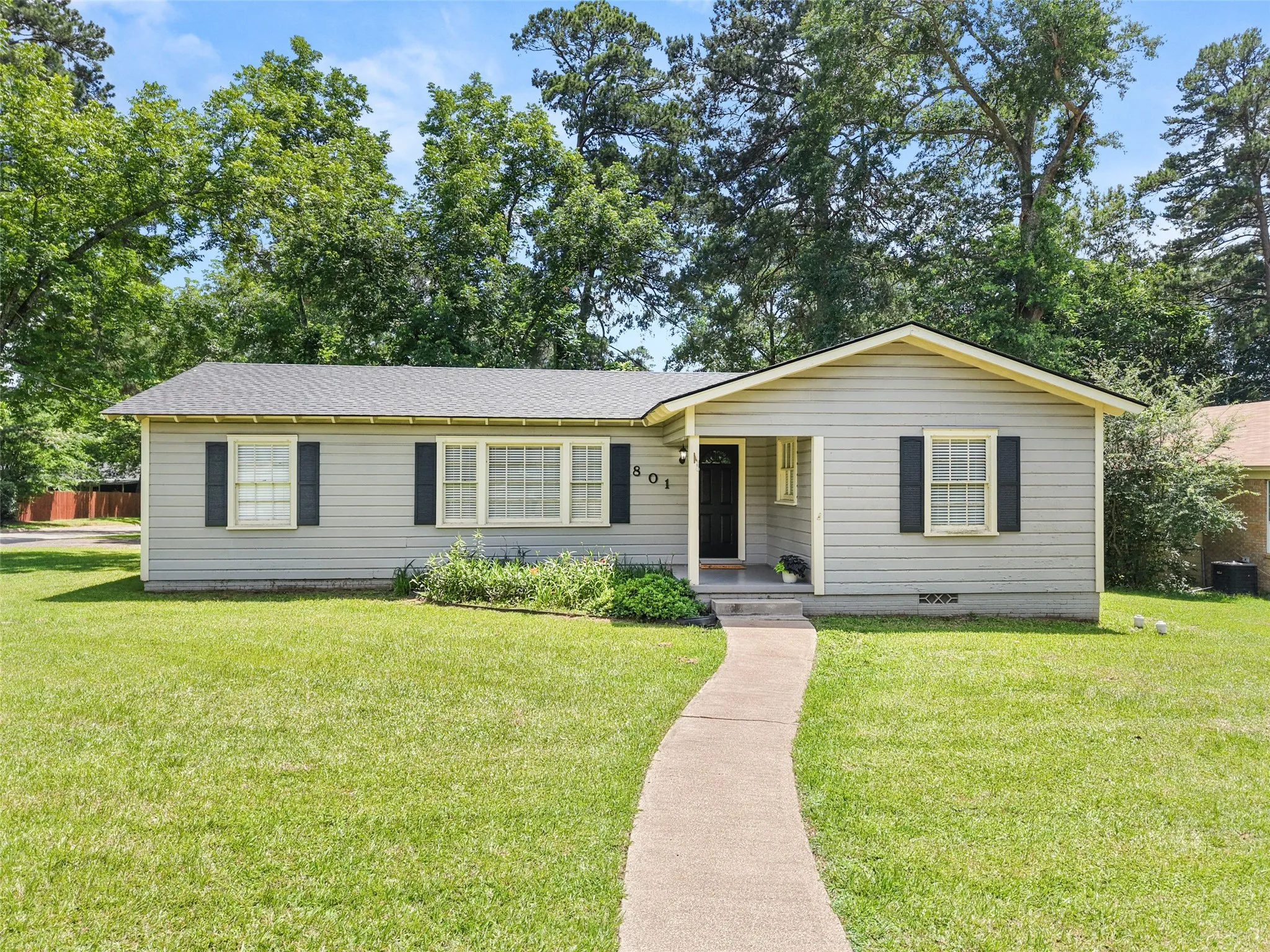 Single Family Residence For Sale in Upshur County , 801 Park, Gilmer, Texas 75644, 3 Bedroom, 2 Bathroom, 2 Garage spaces, 2,086 Sqft, built in 1963, mls#21389382, Real Estate Agent in Gilmer, Homes For Sale in Upshur county, Homes For Sale in Gilmer, Realtor in Gilmer Texas, Real Estate Brokerage Independent Realty Texas, Luminita Cordes Realtor