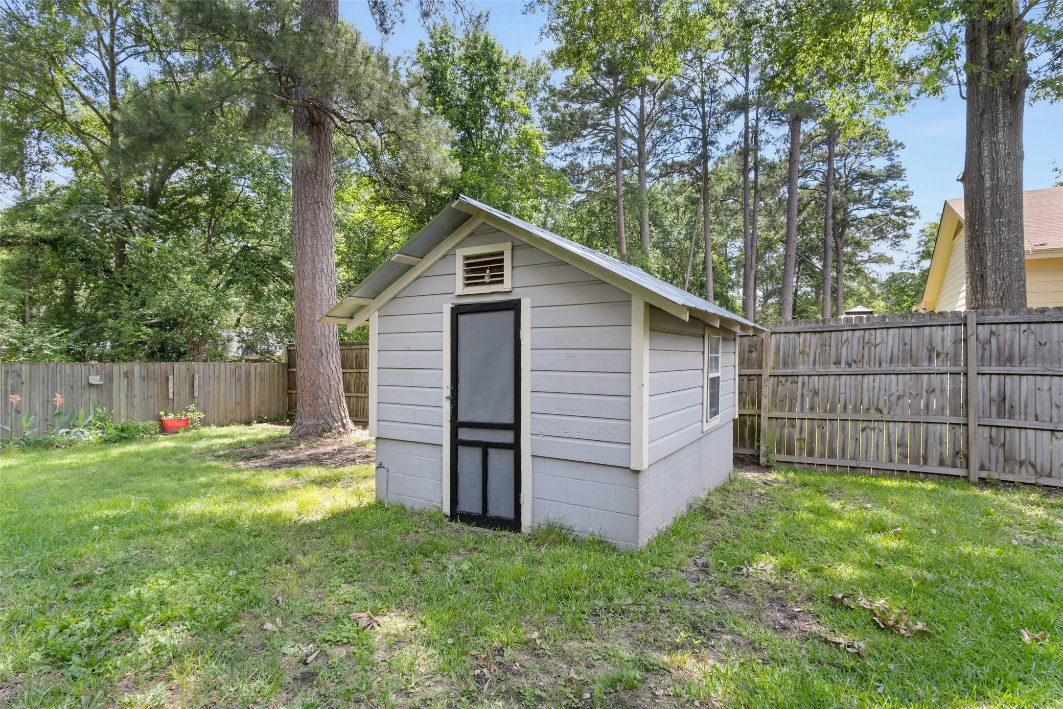 Single Family Residence For Sale in Upshur County , 801 Park, Gilmer, Texas 75644, 3 Bedroom, 2 Bathroom, 2 Garage spaces, 2,086 Sqft, built in 1963, mls#21389382, Real Estate Agent in Gilmer, Homes For Sale in Upshur county, Homes For Sale in Gilmer, Realtor in Gilmer Texas, Real Estate Brokerage Independent Realty Texas, Luminita Cordes Realtor