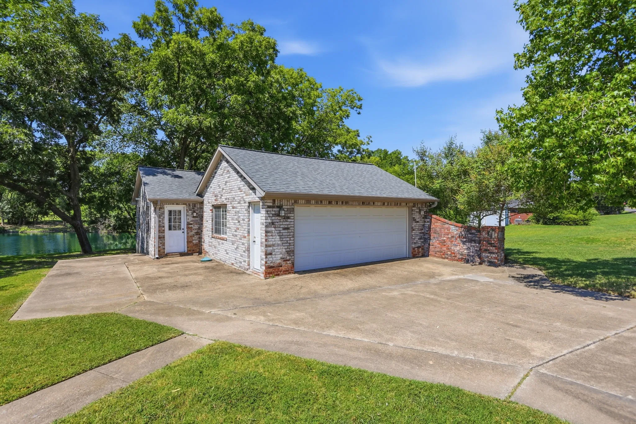Single Family Residence For Sale in Collin County , 6 Highland Circle, Lucas, Texas 75002, 3 Bedroom, 2 Bathroom, 5 Garage spaces, 1,968 Sqft, built in 1993, mls#21388864, Real Estate Agent in Lucas, Homes For Sale in Collin county, Homes For Sale in Lucas, Realtor in Lucas Texas, Real Estate Brokerage Independent Realty Texas, Luminita Cordes Realtor