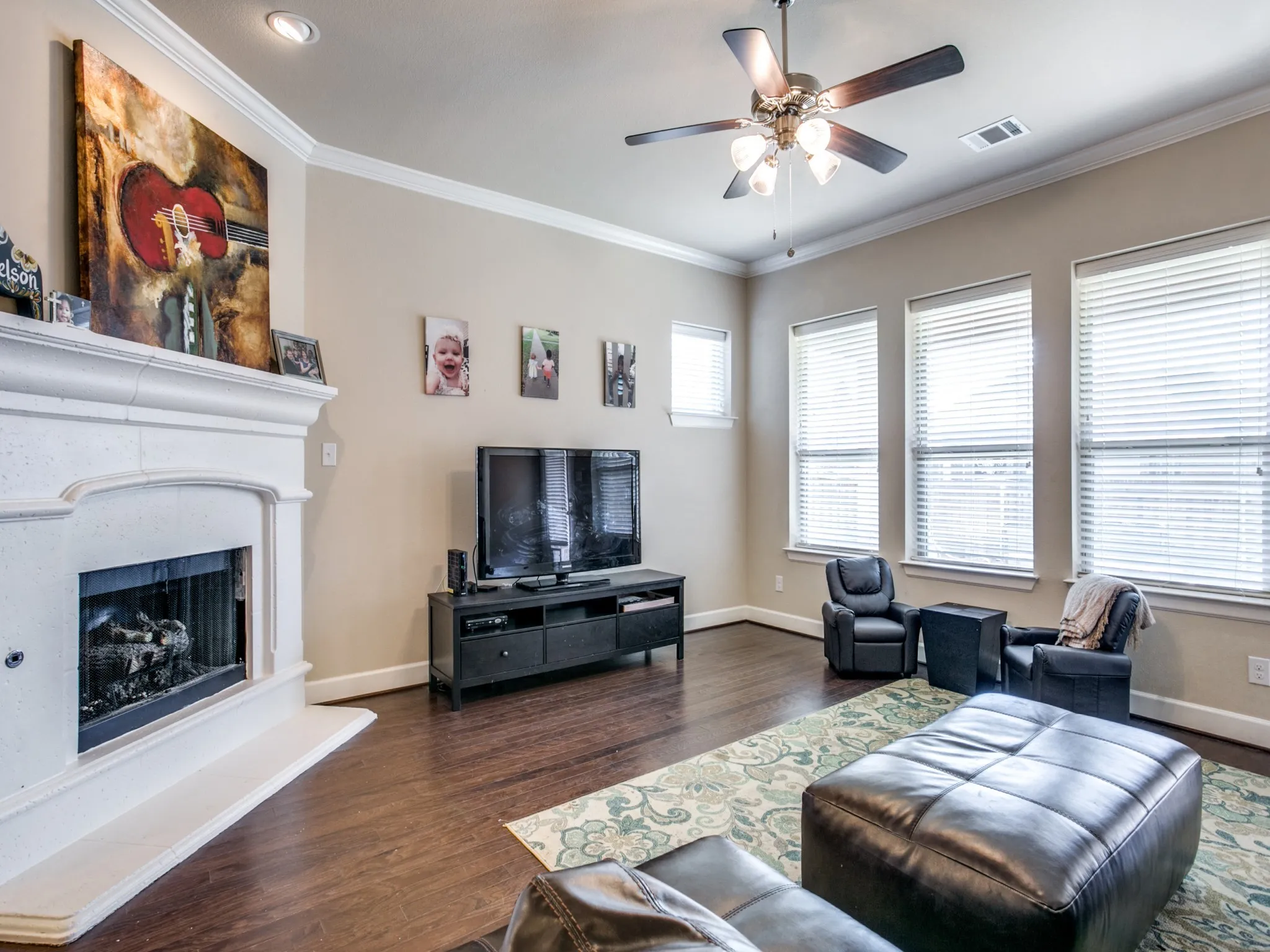 Single Family Residence For Rent in Tarrant County , 1010 Crystal Oak Lane, Arlington, Texas 76005, 3 Bedroom, 3 Bathroom, 2 Garage spaces, 2,990 Sqft, built in 2013, mls#21389281, Real Estate Agent in Arlington, Homes For Rent in Tarrant county, Homes For Rent in Arlington, Realtor in Arlington Texas, Real Estate Brokerage Independent Realty Texas, Luminita Cordes Realtor