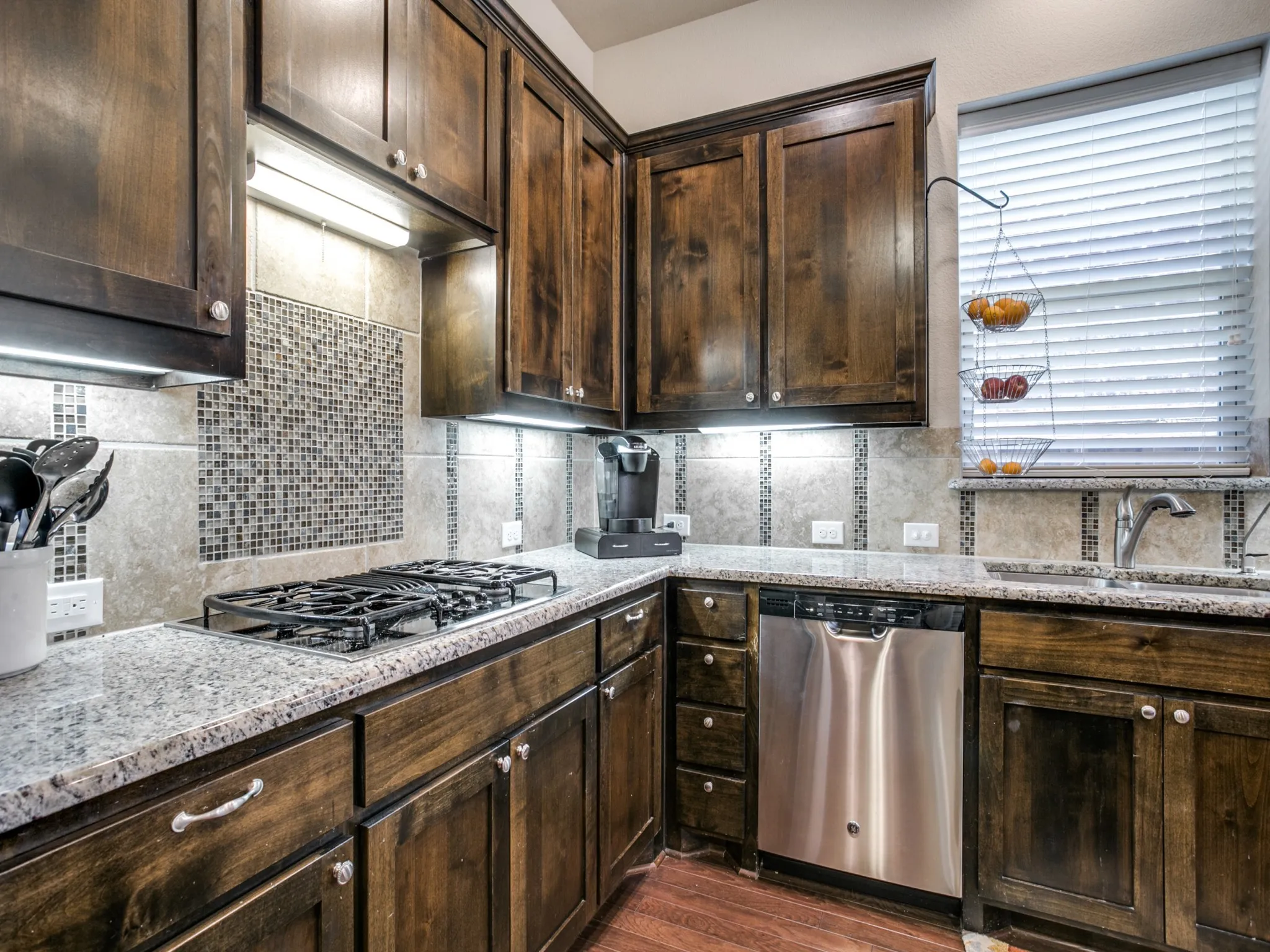 Single Family Residence For Rent in Tarrant County , 1010 Crystal Oak Lane, Arlington, Texas 76005, 3 Bedroom, 3 Bathroom, 2 Garage spaces, 2,990 Sqft, built in 2013, mls#21389281, Real Estate Agent in Arlington, Homes For Rent in Tarrant county, Homes For Rent in Arlington, Realtor in Arlington Texas, Real Estate Brokerage Independent Realty Texas, Luminita Cordes Realtor