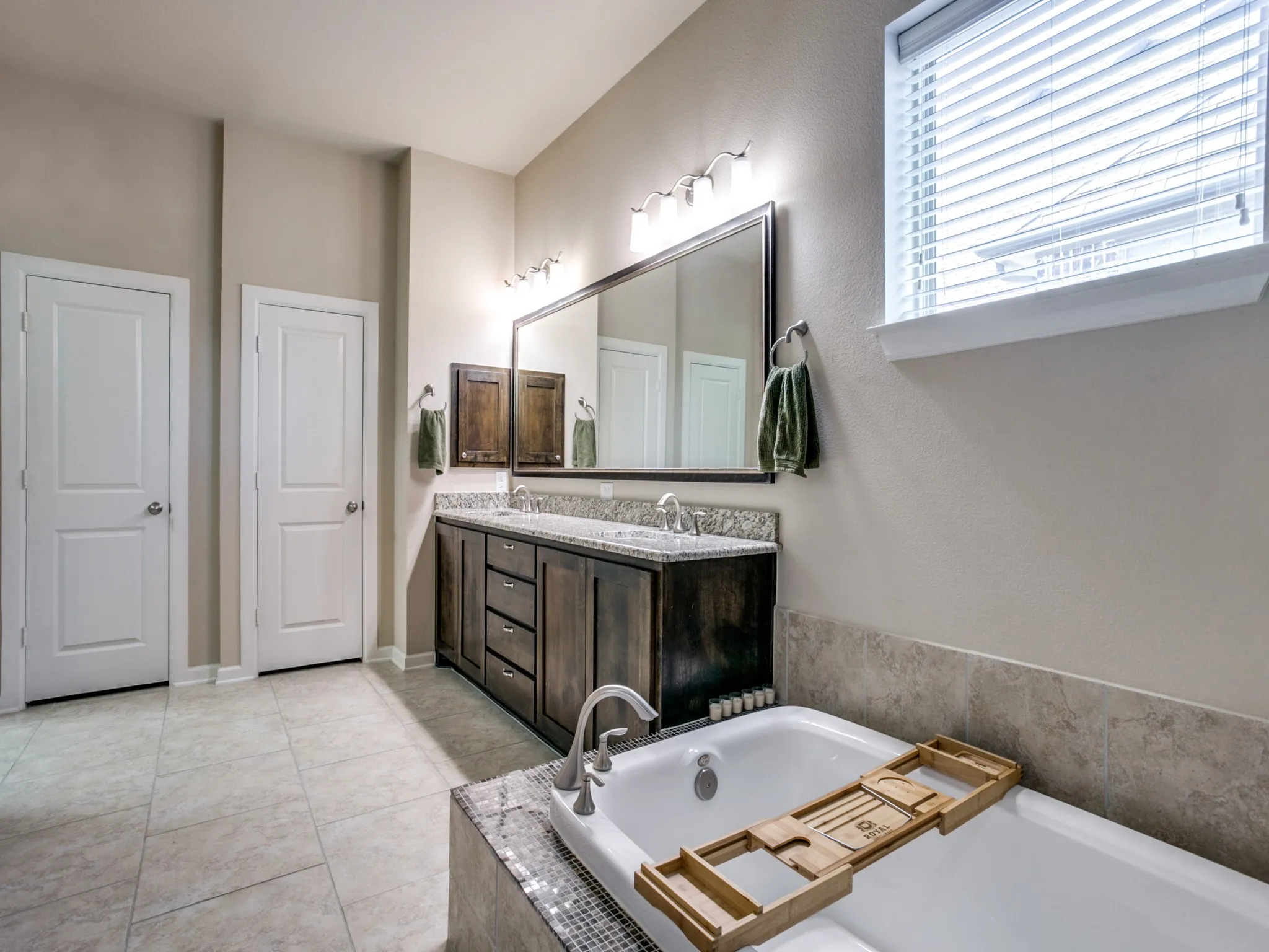 Single Family Residence For Rent in Tarrant County , 1010 Crystal Oak Lane, Arlington, Texas 76005, 3 Bedroom, 3 Bathroom, 2 Garage spaces, 2,990 Sqft, built in 2013, mls#21389281, Real Estate Agent in Arlington, Homes For Rent in Tarrant county, Homes For Rent in Arlington, Realtor in Arlington Texas, Real Estate Brokerage Independent Realty Texas, Luminita Cordes Realtor