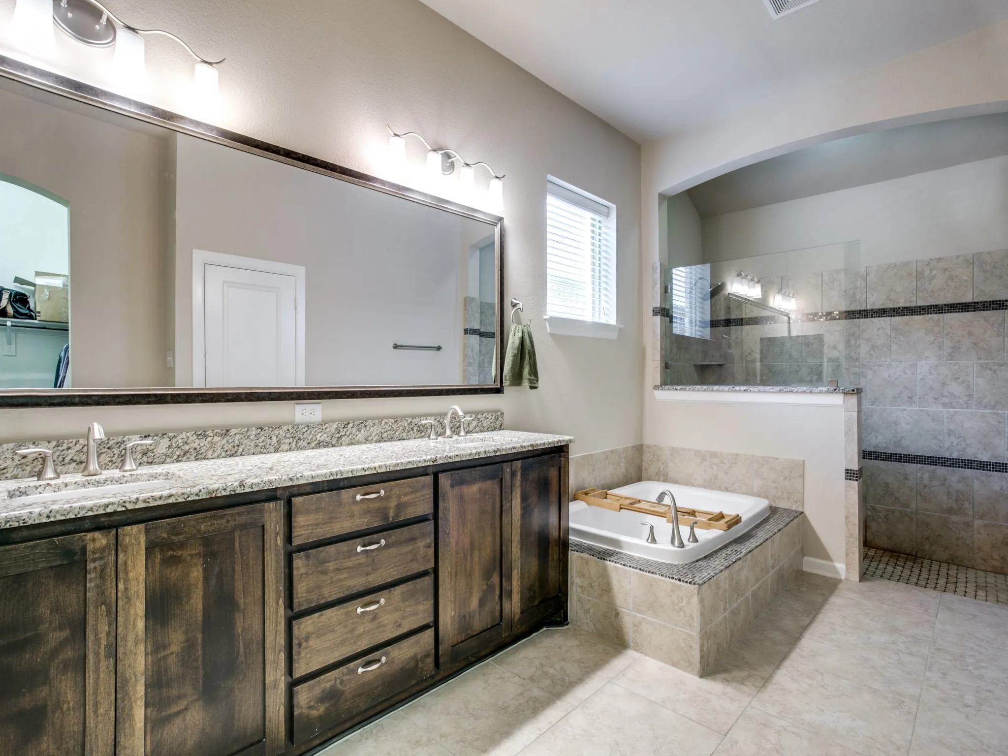 Single Family Residence For Rent in Tarrant County , 1010 Crystal Oak Lane, Arlington, Texas 76005, 3 Bedroom, 3 Bathroom, 2 Garage spaces, 2,990 Sqft, built in 2013, mls#21389281, Real Estate Agent in Arlington, Homes For Rent in Tarrant county, Homes For Rent in Arlington, Realtor in Arlington Texas, Real Estate Brokerage Independent Realty Texas, Luminita Cordes Realtor