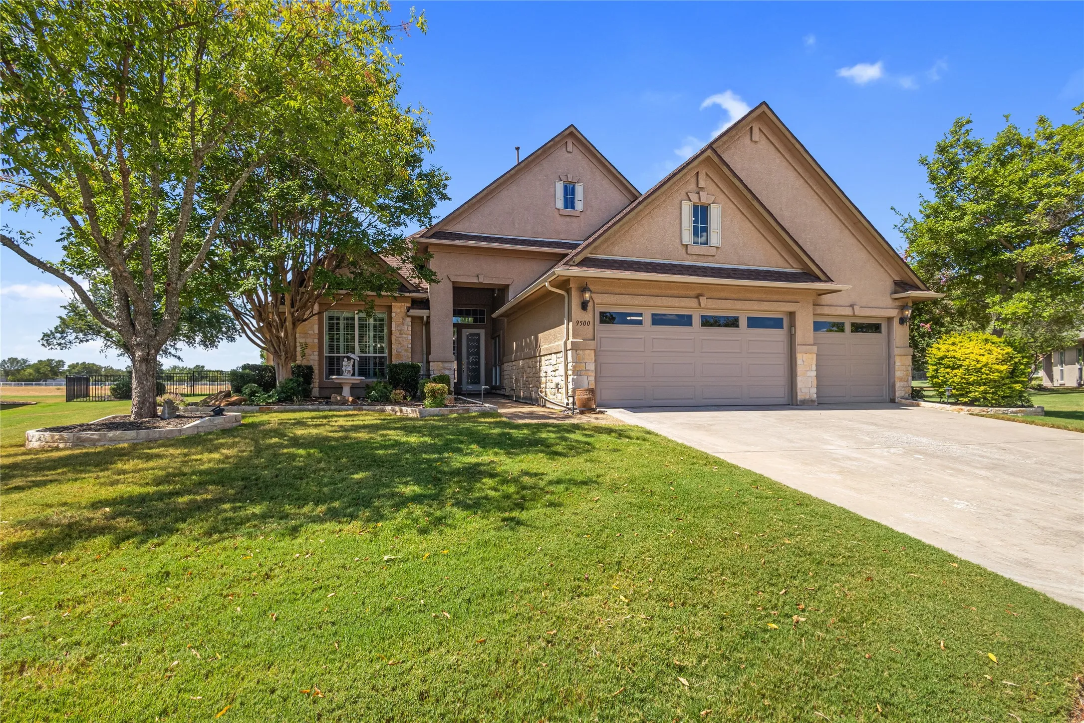 Single Family Residence For Sale in Denton County , 9500 Kingsley Drive, Denton, Texas 76207, 3 Bedroom, 3 Bathroom, 3 Garage spaces, 3,158 Sqft, built in 2002, mls#21378050, Real Estate Agent in Denton, Homes For Sale in Denton county, Homes For Sale in Denton, Realtor in Denton Texas, Real Estate Brokerage Independent Realty Texas, Luminita Cordes Realtor