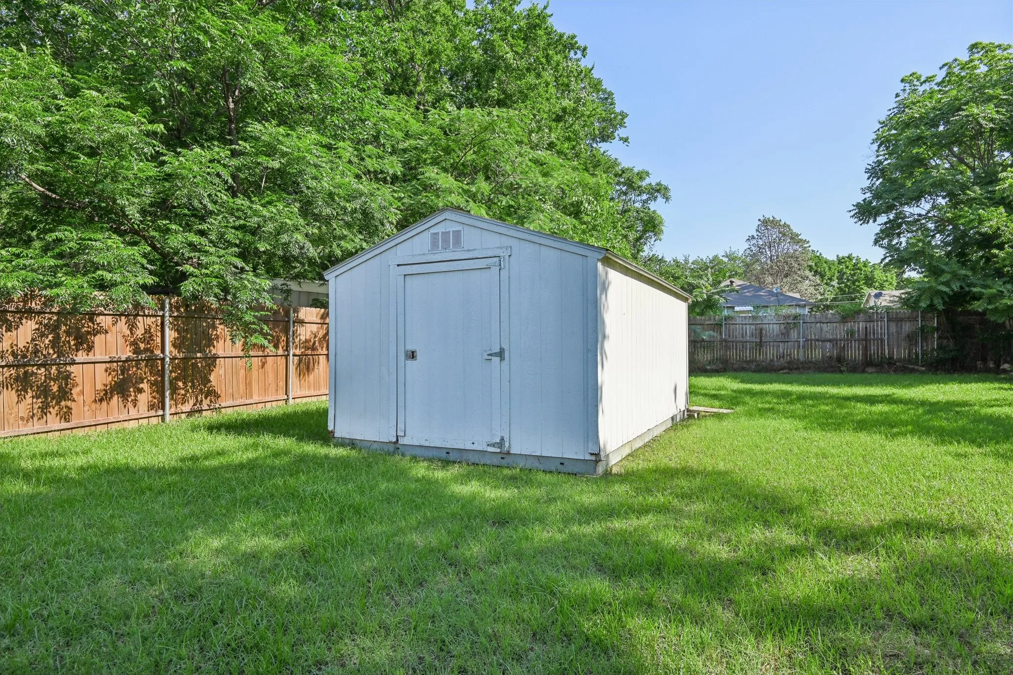 Single Family Residence For Sale in Tarrant County , 2509 Bird Street, Fort Worth, Texas 76111, 2 Bedroom, 1 Bathroom, Garage spaces, 864 Sqft, built in 1948, mls#21389380, Real Estate Agent in Fort Worth, Homes For Sale in Tarrant county, Homes For Sale in Fort Worth, Realtor in Fort Worth Texas, Real Estate Brokerage Independent Realty Texas, Luminita Cordes Realtor