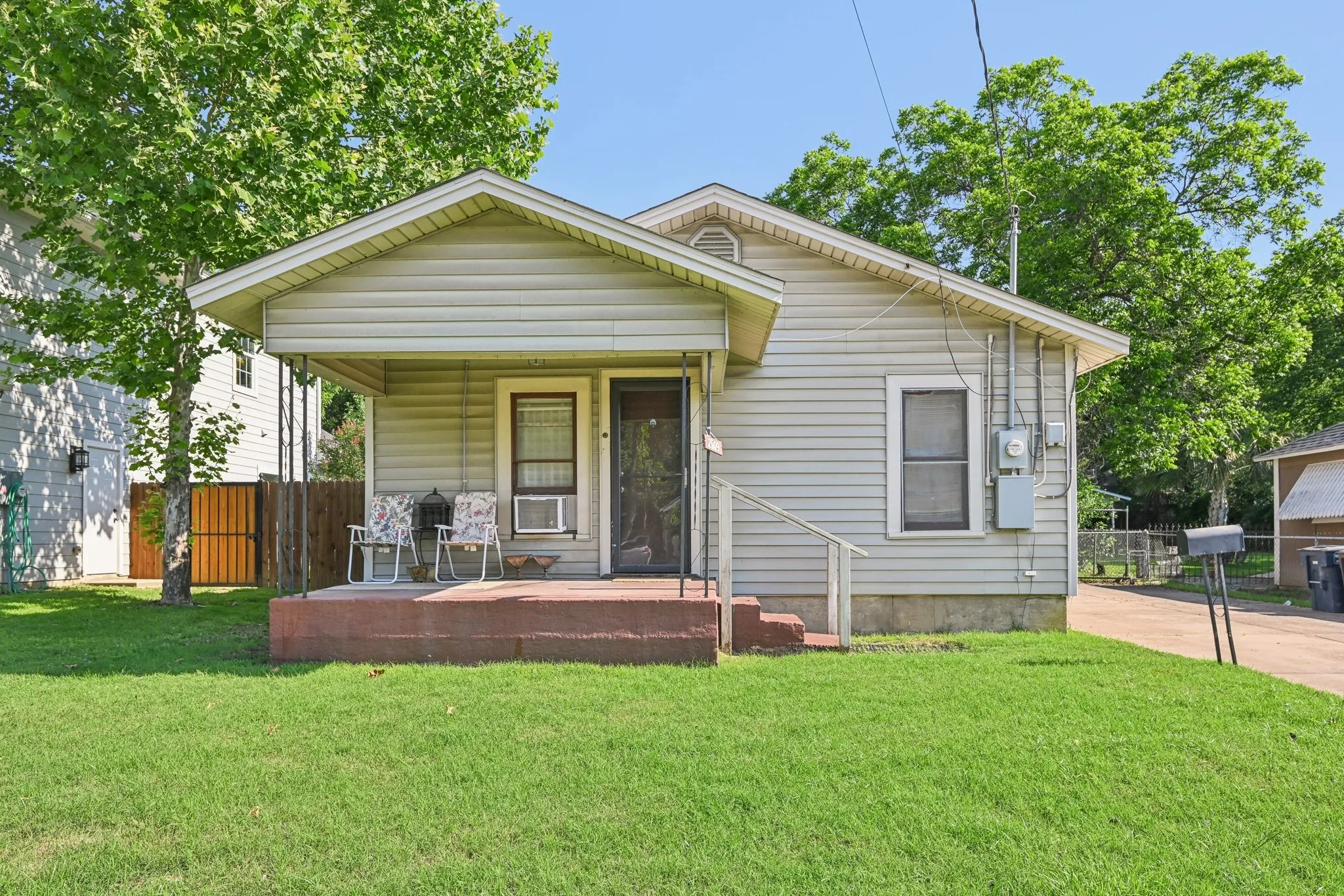 Single Family Residence For Sale in Tarrant County , 2509 Bird Street, Fort Worth, Texas 76111, 2 Bedroom, 1 Bathroom, Garage spaces, 864 Sqft, built in 1948, mls#21389380, Real Estate Agent in Fort Worth, Homes For Sale in Tarrant county, Homes For Sale in Fort Worth, Realtor in Fort Worth Texas, Real Estate Brokerage Independent Realty Texas, Luminita Cordes Realtor