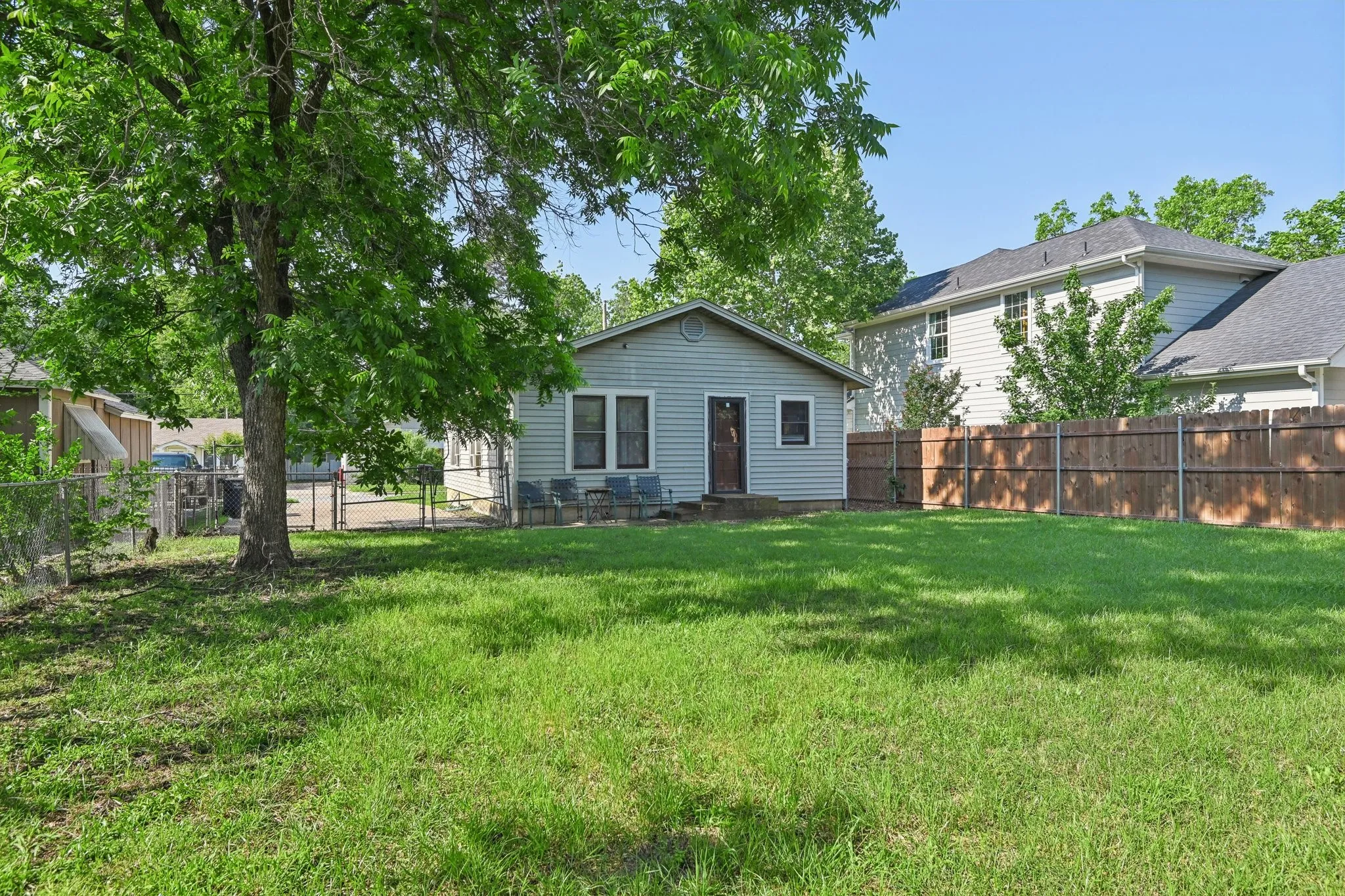 Single Family Residence For Sale in Tarrant County , 2509 Bird Street, Fort Worth, Texas 76111, 2 Bedroom, 1 Bathroom, Garage spaces, 864 Sqft, built in 1948, mls#21389380, Real Estate Agent in Fort Worth, Homes For Sale in Tarrant county, Homes For Sale in Fort Worth, Realtor in Fort Worth Texas, Real Estate Brokerage Independent Realty Texas, Luminita Cordes Realtor
