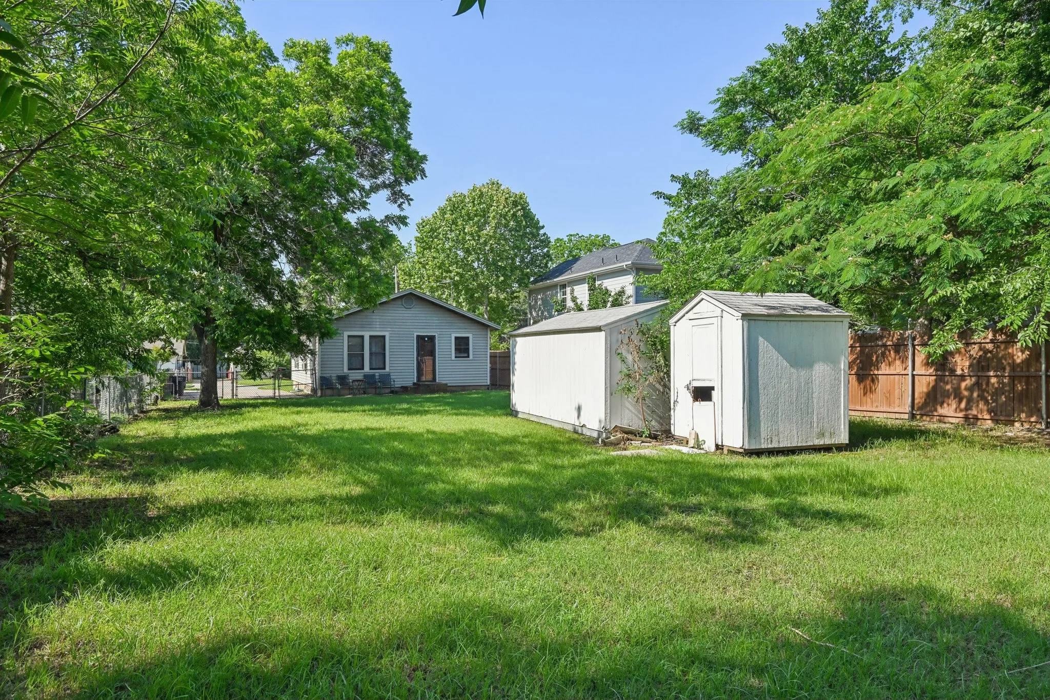 Single Family Residence For Sale in Tarrant County , 2509 Bird Street, Fort Worth, Texas 76111, 2 Bedroom, 1 Bathroom, Garage spaces, 864 Sqft, built in 1948, mls#21389380, Real Estate Agent in Fort Worth, Homes For Sale in Tarrant county, Homes For Sale in Fort Worth, Realtor in Fort Worth Texas, Real Estate Brokerage Independent Realty Texas, Luminita Cordes Realtor