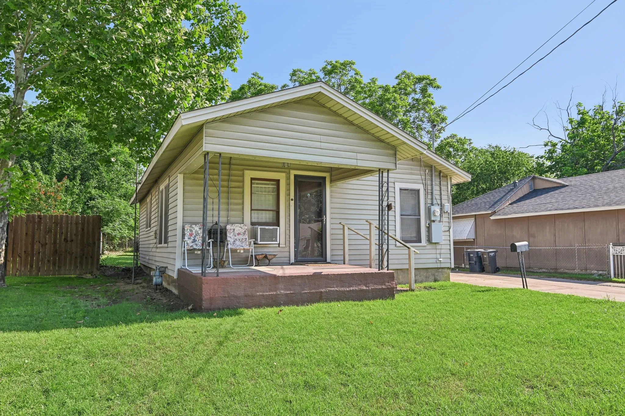 Single Family Residence For Sale in Tarrant County , 2509 Bird Street, Fort Worth, Texas 76111, 2 Bedroom, 1 Bathroom, Garage spaces, 864 Sqft, built in 1948, mls#21389380, Real Estate Agent in Fort Worth, Homes For Sale in Tarrant county, Homes For Sale in Fort Worth, Realtor in Fort Worth Texas, Real Estate Brokerage Independent Realty Texas, Luminita Cordes Realtor