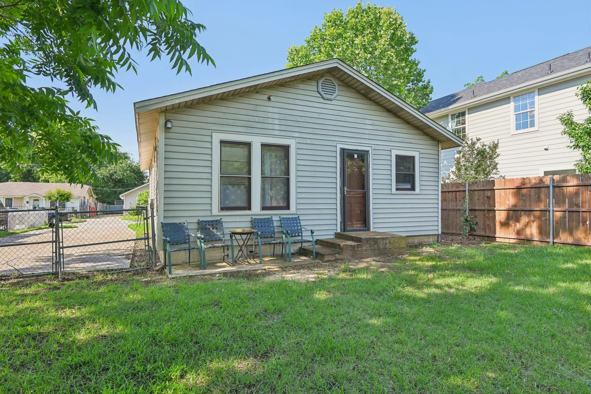 Single Family Residence For Sale in Tarrant County , 2509 Bird Street, Fort Worth, Texas 76111, 2 Bedroom, 1 Bathroom, Garage spaces, 864 Sqft, built in 1948, mls#21389380, Real Estate Agent in Fort Worth, Homes For Sale in Tarrant county, Homes For Sale in Fort Worth, Realtor in Fort Worth Texas, Real Estate Brokerage Independent Realty Texas, Luminita Cordes Realtor