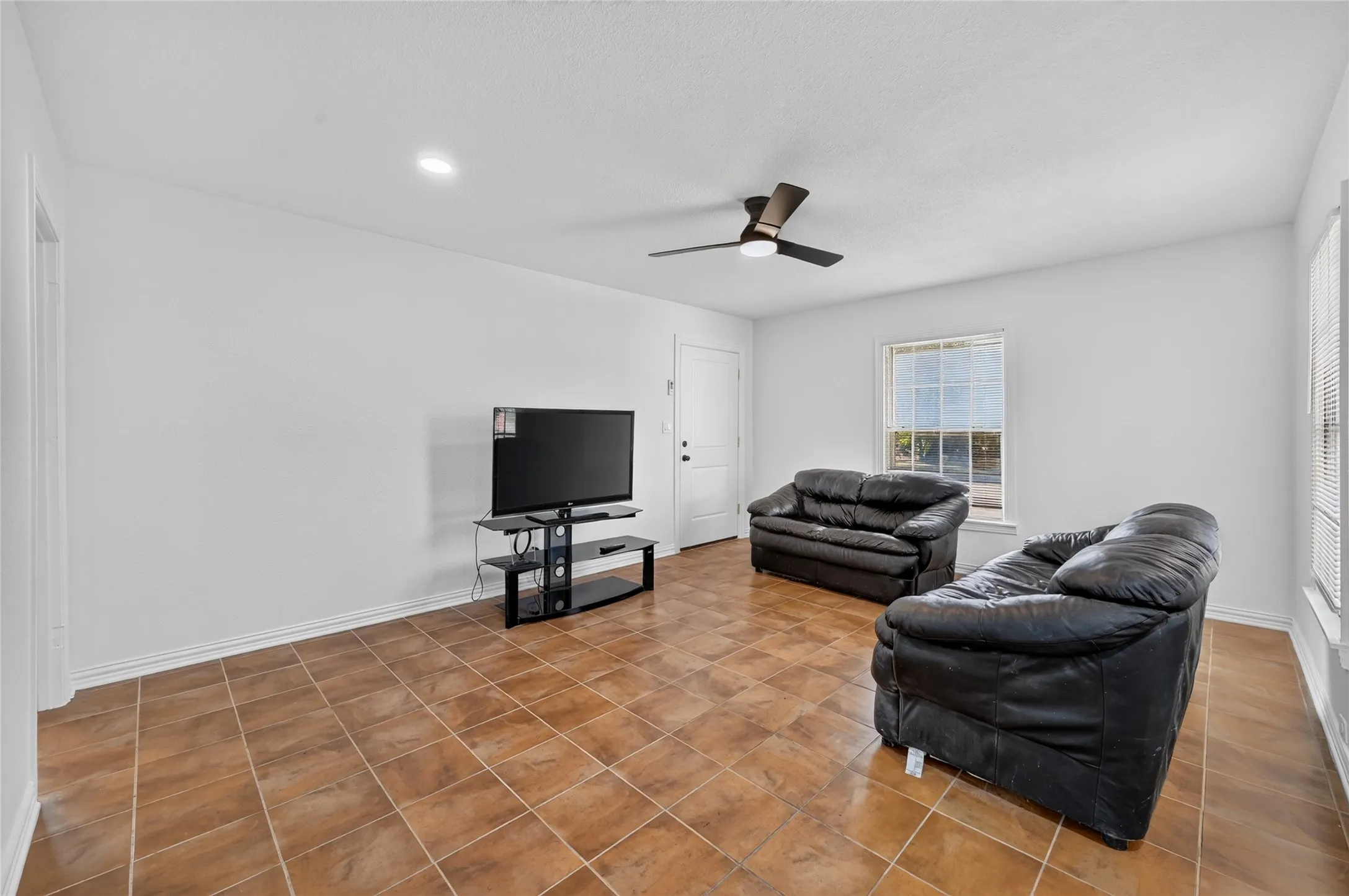 Single Family Residence For Sale in Tarrant County , 7420 Arlie Avenue, Fort Worth, Texas 76116, 3 Bedroom, 2 Bathroom, 1 Garage spaces, 1,322 Sqft, built in 1950, mls#21383208, Real Estate Agent in Fort Worth, Homes For Sale in Tarrant county, Homes For Sale in Fort Worth, Realtor in Fort Worth Texas, Real Estate Brokerage Independent Realty Texas, Luminita Cordes Realtor