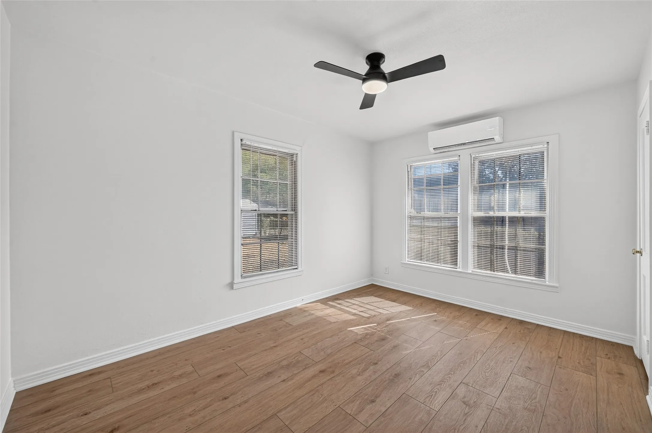 Middle bedroom