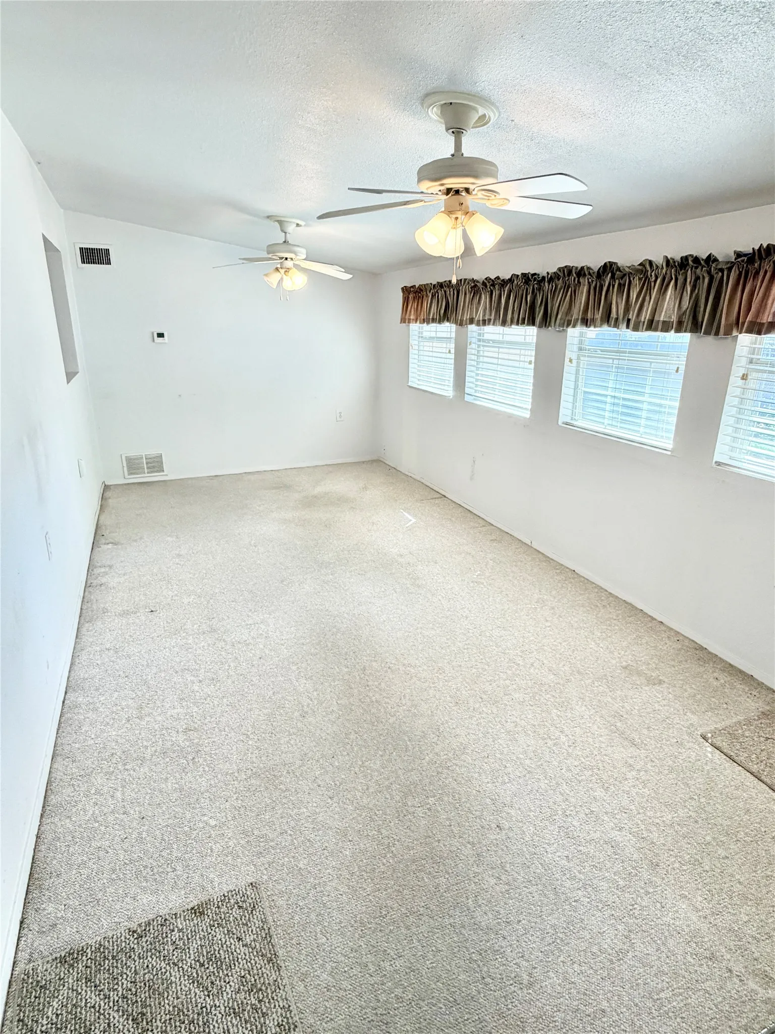 Single Family Residence For Sale in Dallas County , 2414 Himes Street, Irving, Texas 75060, 3 Bedroom, 2 Bathroom, 1 Garage spaces, 1,786 Sqft, built in 1957, mls#21389368, Real Estate Agent in Irving, Homes For Sale in Dallas county, Homes For Sale in Irving, Realtor in Irving Texas, Real Estate Brokerage Independent Realty Texas, Luminita Cordes Realtor