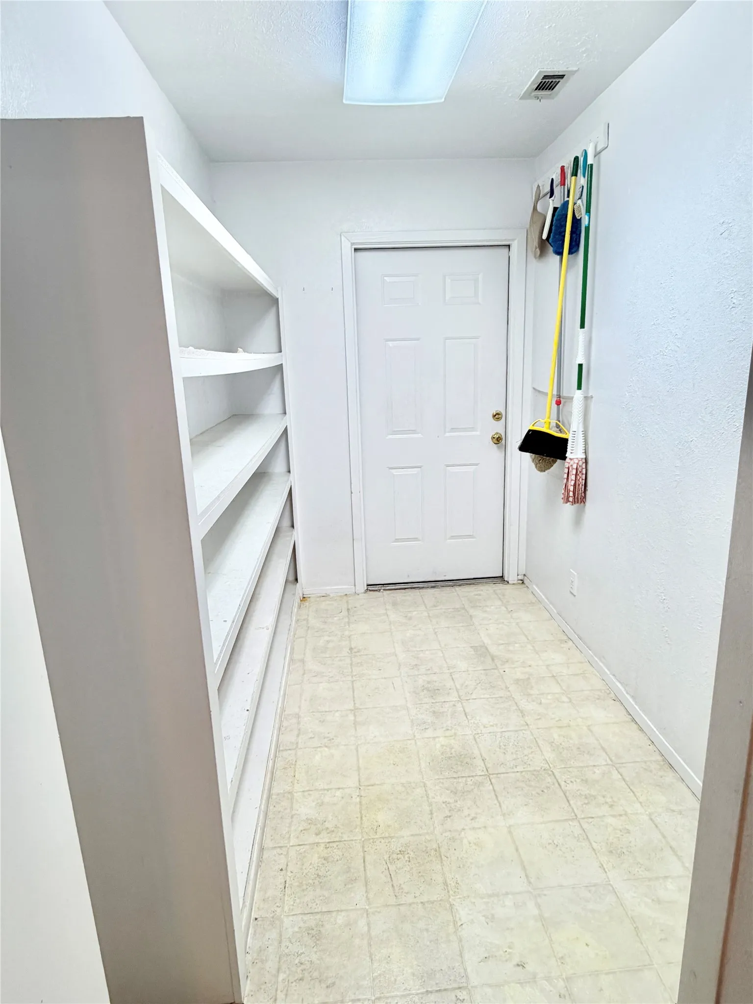 Single Family Residence For Sale in Dallas County , 2414 Himes Street, Irving, Texas 75060, 3 Bedroom, 2 Bathroom, 1 Garage spaces, 1,786 Sqft, built in 1957, mls#21389368, Real Estate Agent in Irving, Homes For Sale in Dallas county, Homes For Sale in Irving, Realtor in Irving Texas, Real Estate Brokerage Independent Realty Texas, Luminita Cordes Realtor