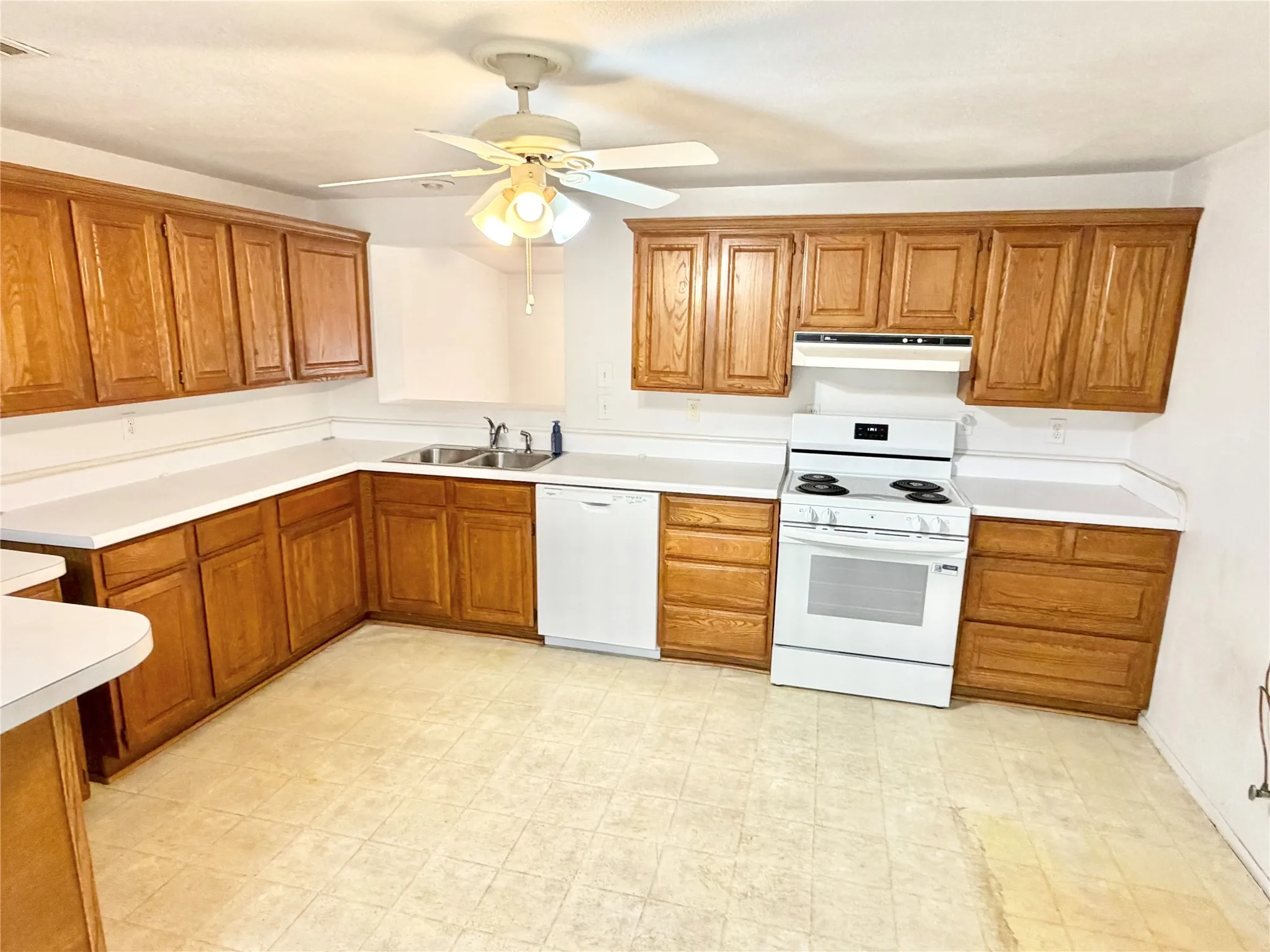 Single Family Residence For Sale in Dallas County , 2414 Himes Street, Irving, Texas 75060, 3 Bedroom, 2 Bathroom, 1 Garage spaces, 1,786 Sqft, built in 1957, mls#21389368, Real Estate Agent in Irving, Homes For Sale in Dallas county, Homes For Sale in Irving, Realtor in Irving Texas, Real Estate Brokerage Independent Realty Texas, Luminita Cordes Realtor