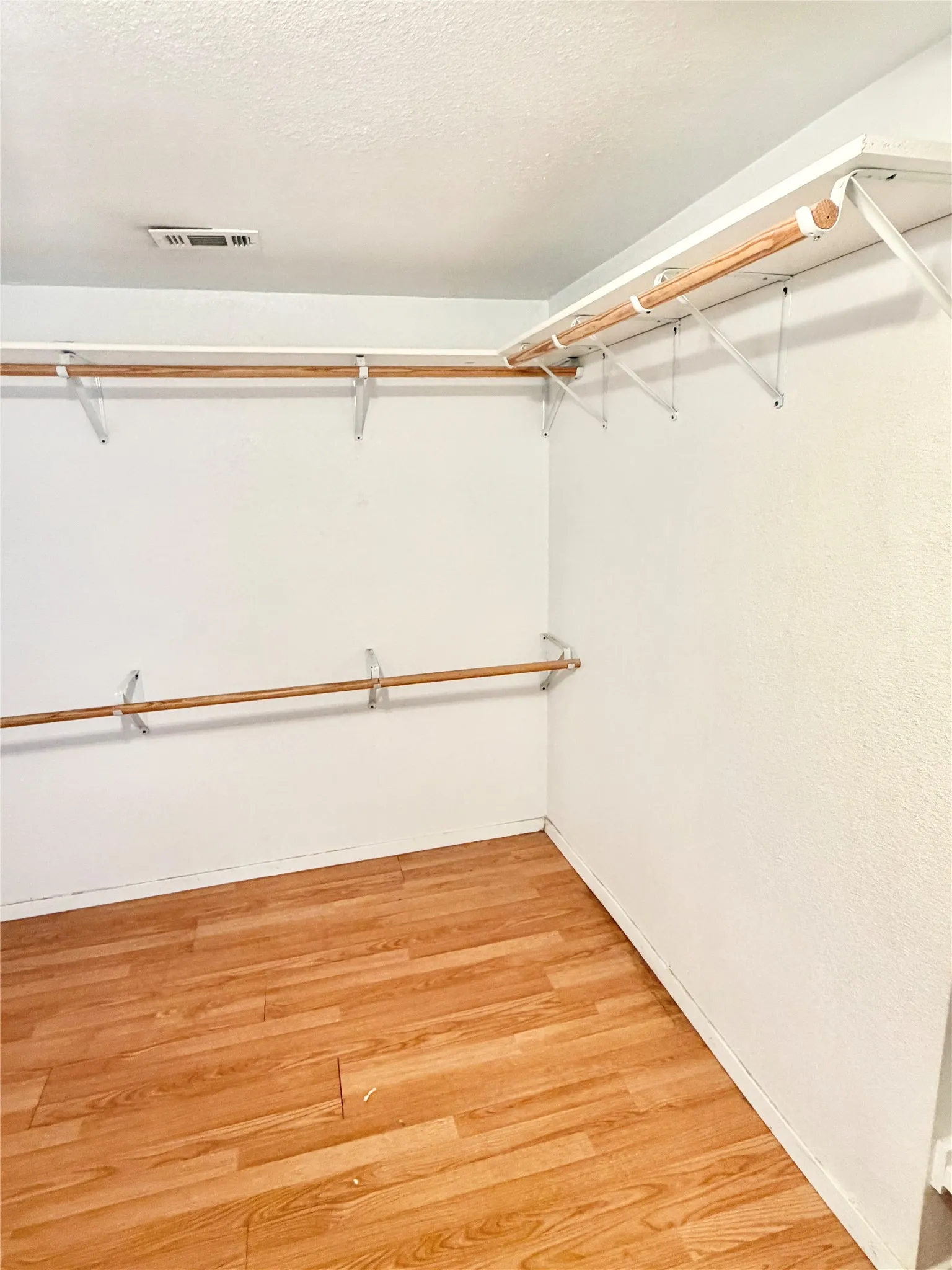 Single Family Residence For Sale in Dallas County , 2414 Himes Street, Irving, Texas 75060, 3 Bedroom, 2 Bathroom, 1 Garage spaces, 1,786 Sqft, built in 1957, mls#21389368, Real Estate Agent in Irving, Homes For Sale in Dallas county, Homes For Sale in Irving, Realtor in Irving Texas, Real Estate Brokerage Independent Realty Texas, Luminita Cordes Realtor