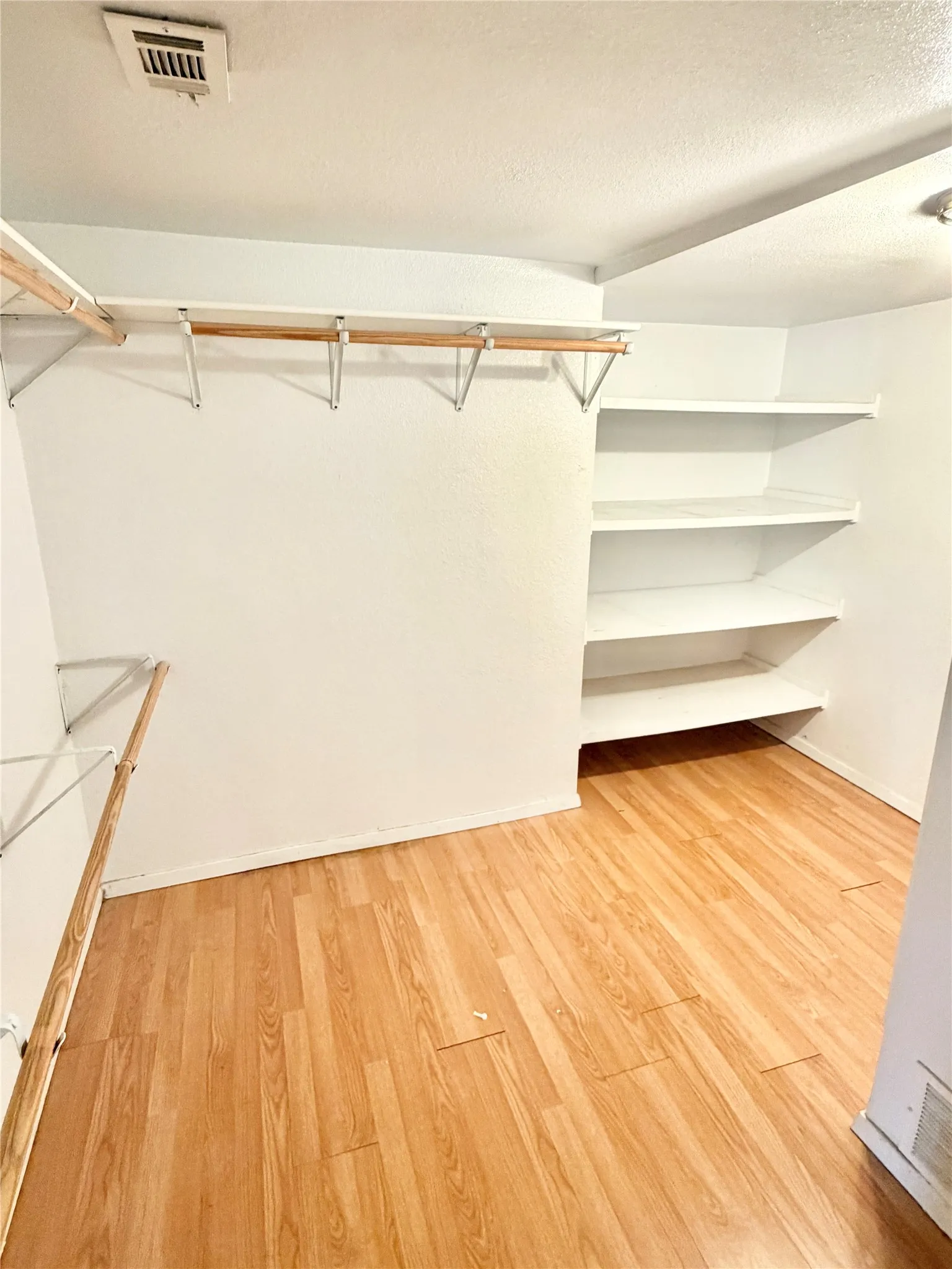 Single Family Residence For Sale in Dallas County , 2414 Himes Street, Irving, Texas 75060, 3 Bedroom, 2 Bathroom, 1 Garage spaces, 1,786 Sqft, built in 1957, mls#21389368, Real Estate Agent in Irving, Homes For Sale in Dallas county, Homes For Sale in Irving, Realtor in Irving Texas, Real Estate Brokerage Independent Realty Texas, Luminita Cordes Realtor