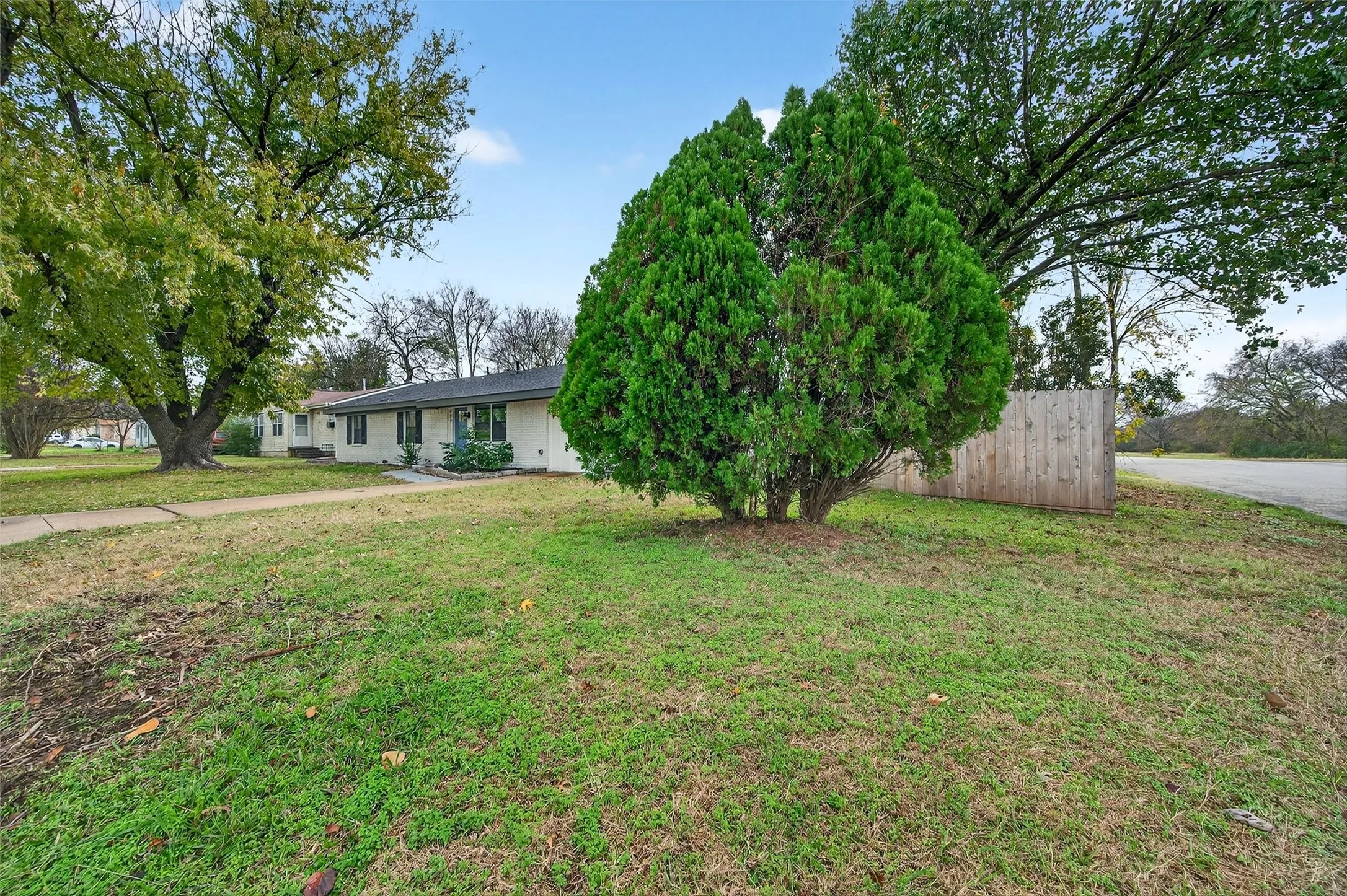 Single Family Residence For Sale in Grayson County , 604 E Summit Street, Sherman, Texas 75090, 4 Bedroom, 3 Bathroom, Garage spaces, 1,482 Sqft, built in 1960, mls#21389353, Real Estate Agent in Sherman, Homes For Sale in Grayson county, Homes For Sale in Sherman, Realtor in Sherman Texas, Real Estate Brokerage Independent Realty Texas, Luminita Cordes Realtor
