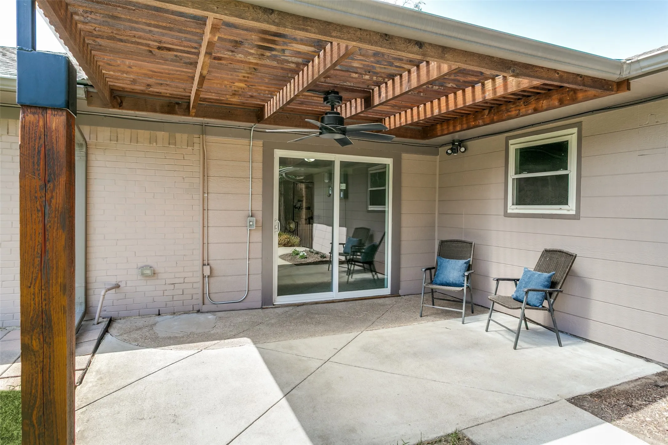 Single Family Residence For Sale in Dallas County , 1728 Mapleton Drive, Dallas, Texas 75228, 4 Bedroom, 2 Bathroom, 2 Garage spaces, 2,142 Sqft, built in 1961, mls#21388979, Real Estate Agent in Dallas, Homes For Sale in Dallas county, Homes For Sale in Dallas, Realtor in Dallas Texas, Real Estate Brokerage Independent Realty Texas, Luminita Cordes Realtor