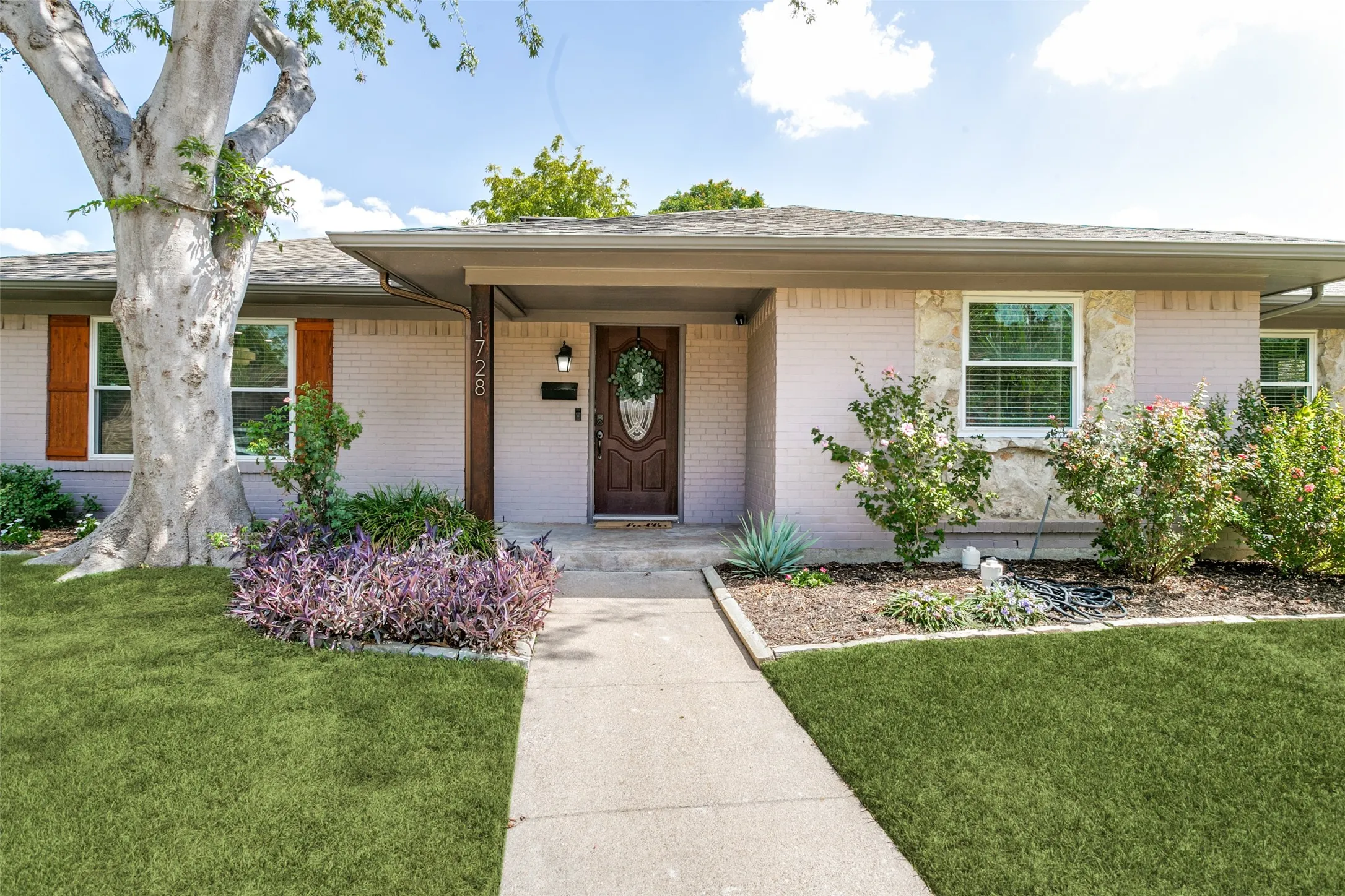 Single Family Residence For Sale in Dallas County , 1728 Mapleton Drive, Dallas, Texas 75228, 4 Bedroom, 2 Bathroom, 2 Garage spaces, 2,142 Sqft, built in 1961, mls#21388979, Real Estate Agent in Dallas, Homes For Sale in Dallas county, Homes For Sale in Dallas, Realtor in Dallas Texas, Real Estate Brokerage Independent Realty Texas, Luminita Cordes Realtor