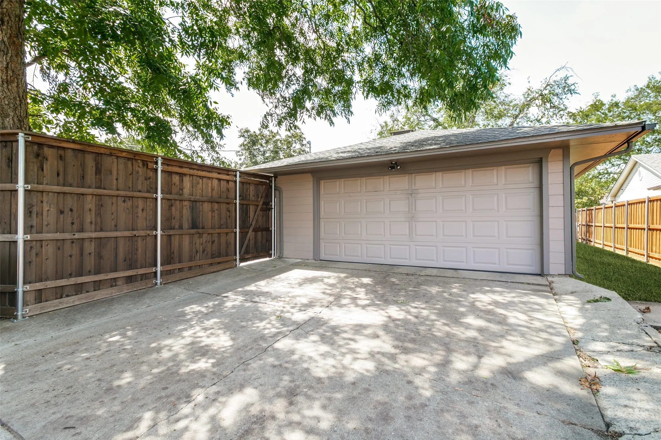 Alley access in back for garage