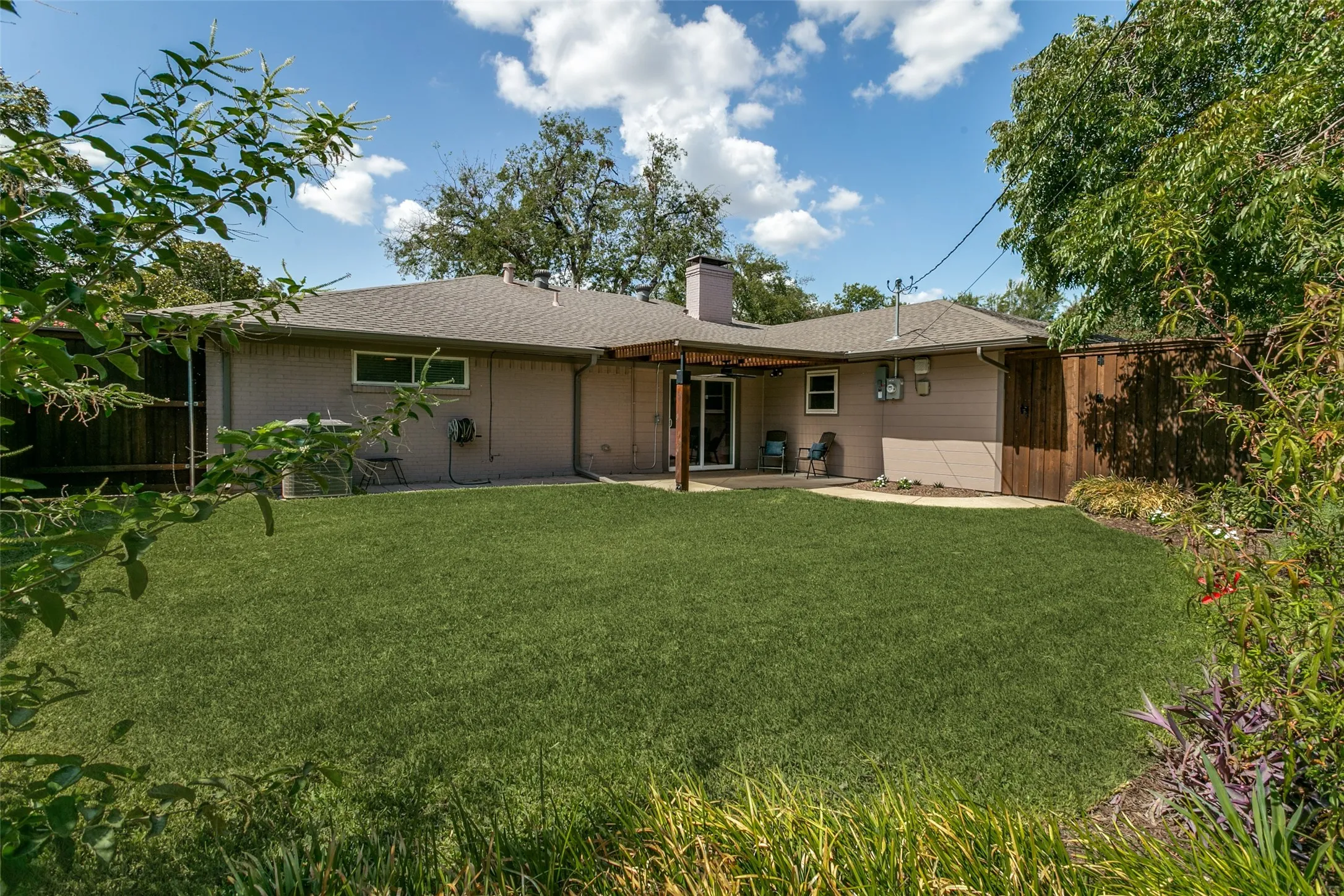 Single Family Residence For Sale in Dallas County , 1728 Mapleton Drive, Dallas, Texas 75228, 4 Bedroom, 2 Bathroom, 2 Garage spaces, 2,142 Sqft, built in 1961, mls#21388979, Real Estate Agent in Dallas, Homes For Sale in Dallas county, Homes For Sale in Dallas, Realtor in Dallas Texas, Real Estate Brokerage Independent Realty Texas, Luminita Cordes Realtor
