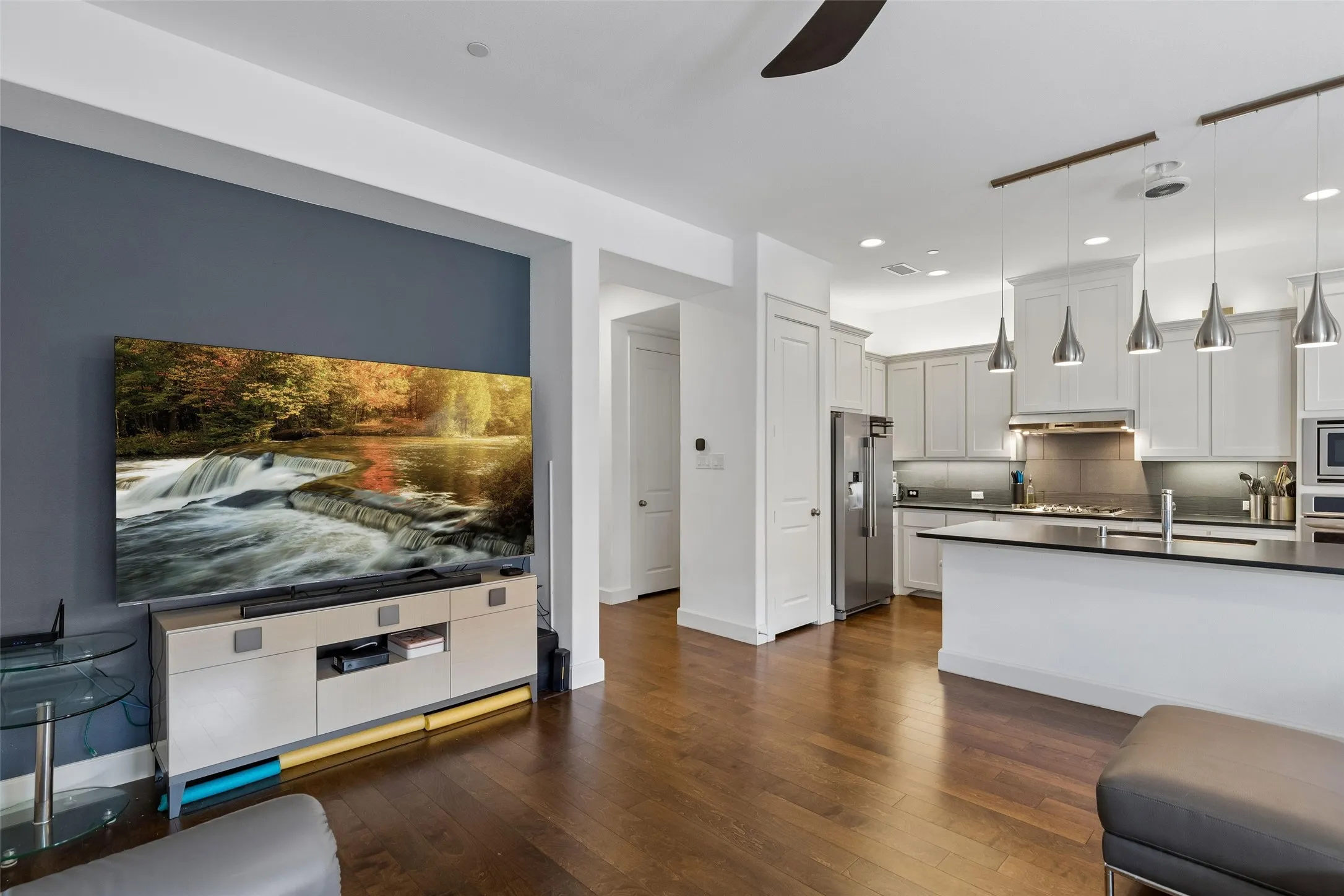 Townhouse For Sale in Denton County , 1016 Gardenia Street, Carrollton, Texas 75007, 2 Bedroom, 3 Bathroom, 2 Garage spaces, 2,050 Sqft, built in 2016, mls#21383637, Real Estate Agent in Carrollton, Homes For Sale in Denton county, Homes For Sale in Carrollton, Realtor in Carrollton Texas, Real Estate Brokerage Independent Realty Texas, Luminita Cordes Realtor