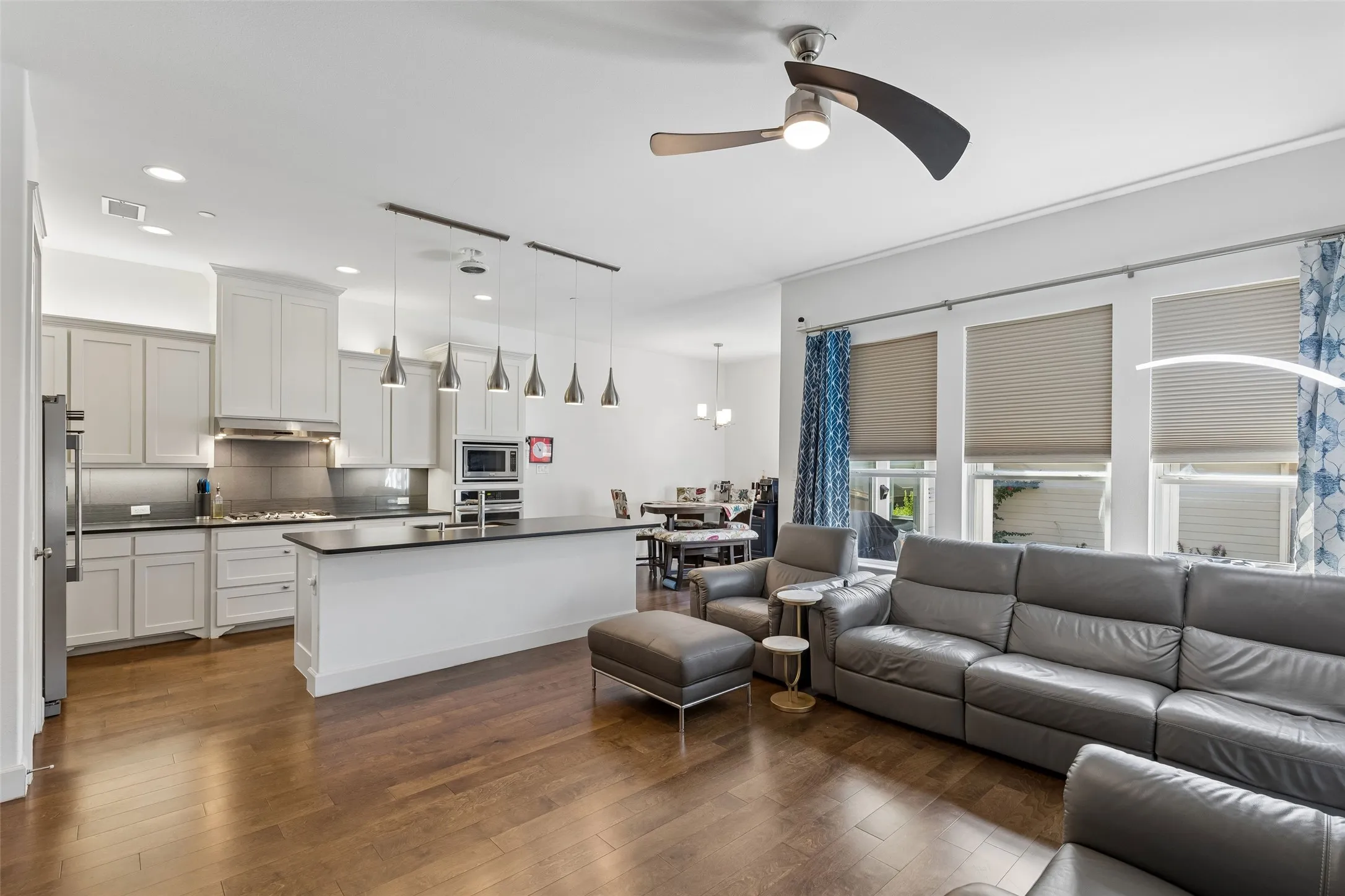 Townhouse For Sale in Denton County , 1016 Gardenia Street, Carrollton, Texas 75007, 2 Bedroom, 3 Bathroom, 2 Garage spaces, 2,050 Sqft, built in 2016, mls#21383637, Real Estate Agent in Carrollton, Homes For Sale in Denton county, Homes For Sale in Carrollton, Realtor in Carrollton Texas, Real Estate Brokerage Independent Realty Texas, Luminita Cordes Realtor