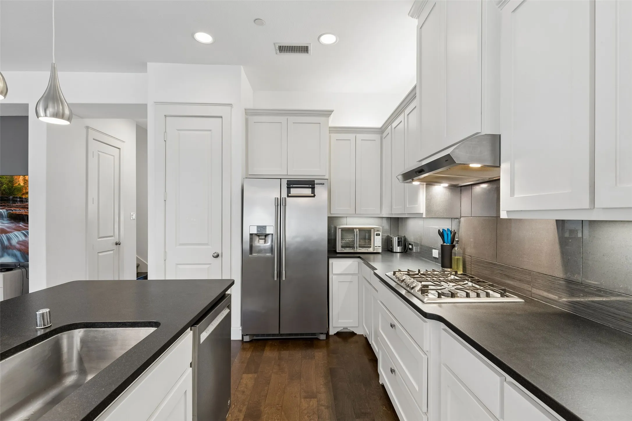 Townhouse For Sale in Denton County , 1016 Gardenia Street, Carrollton, Texas 75007, 2 Bedroom, 3 Bathroom, 2 Garage spaces, 2,050 Sqft, built in 2016, mls#21383637, Real Estate Agent in Carrollton, Homes For Sale in Denton county, Homes For Sale in Carrollton, Realtor in Carrollton Texas, Real Estate Brokerage Independent Realty Texas, Luminita Cordes Realtor