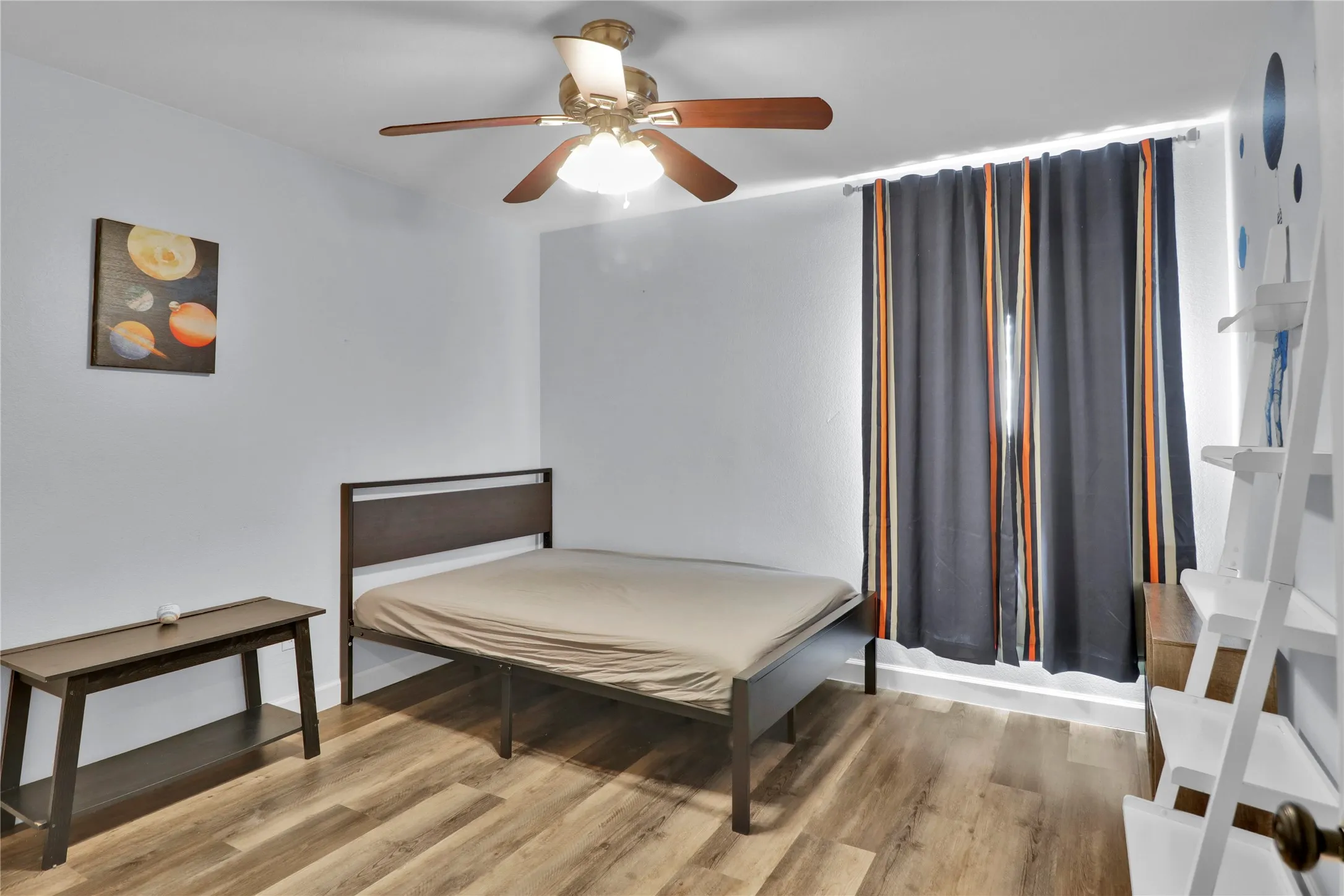 Secondary bedroom