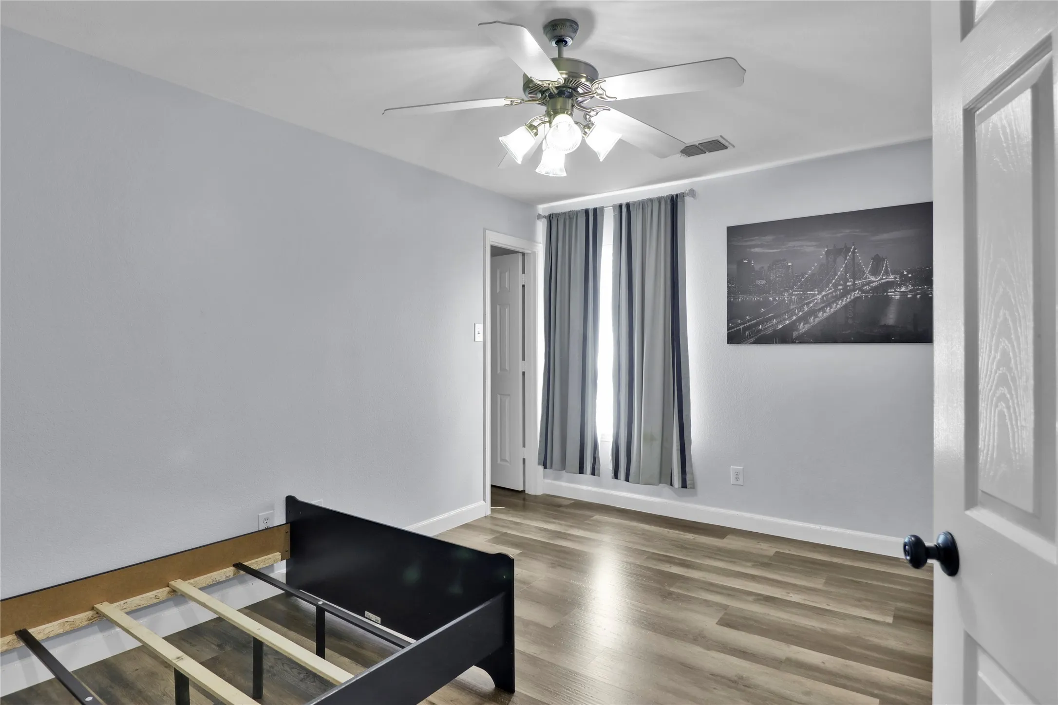 Secondary bedroom