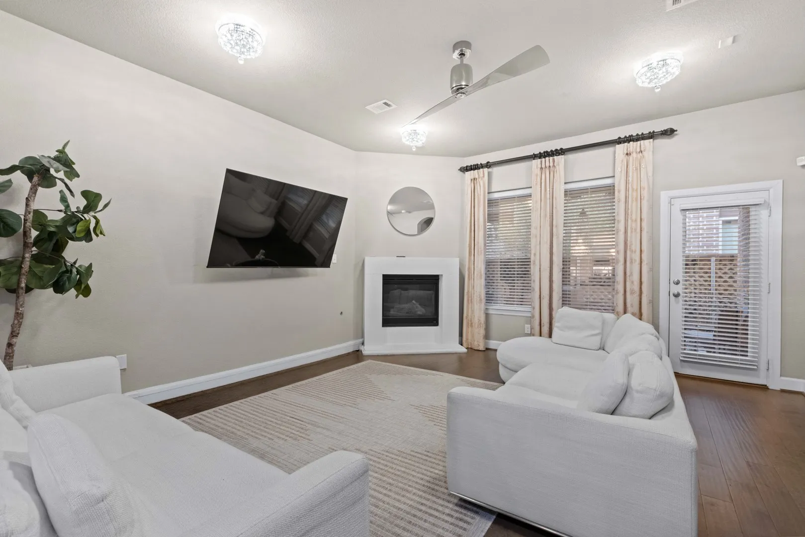 Single Family Residence For Sale in Collin County , 5417 Harbour Road, Richardson, Texas 75082, 4 Bedroom, 4 Bathroom, 2 Garage spaces, 2,930 Sqft, built in 2016, mls#21389391, Real Estate Agent in Richardson, Homes For Sale in Collin county, Homes For Sale in Richardson, Realtor in Richardson Texas, Real Estate Brokerage Independent Realty Texas, Luminita Cordes Realtor